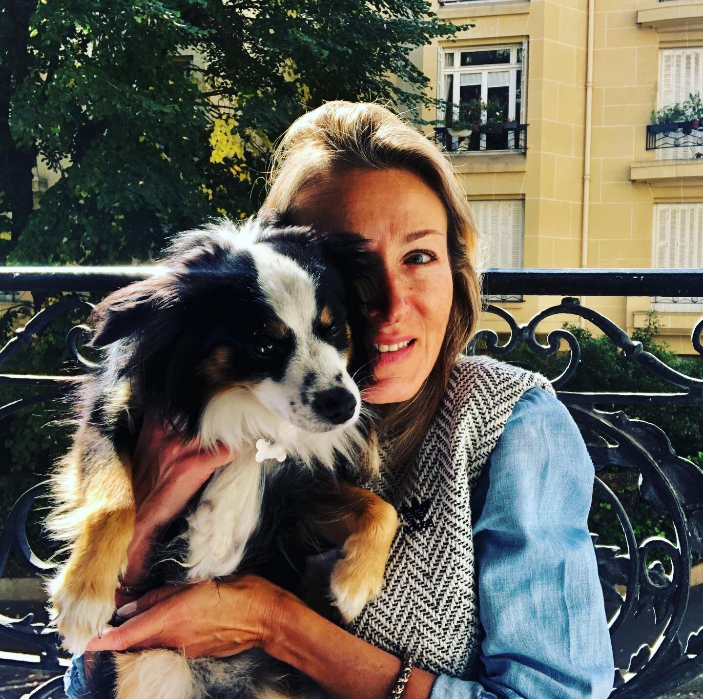 Apr&egrave;s une loooongue promenade avec Malko🐶☀️, place &agrave; la d&eacute;tente. 🌼
Bon dimanche &agrave; tous❤️❤️
After a long walk😉🤗
#sundaymood☀️ #momentdetente #dimancheensoleill&eacute; #doglovers