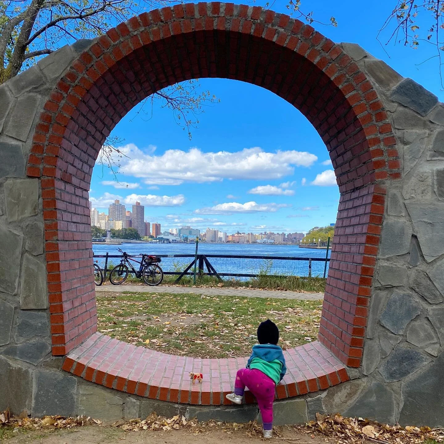 Felicidades a Velia for turning 1 today! and to her uncle @dionisioiv for his installation @socratespark !