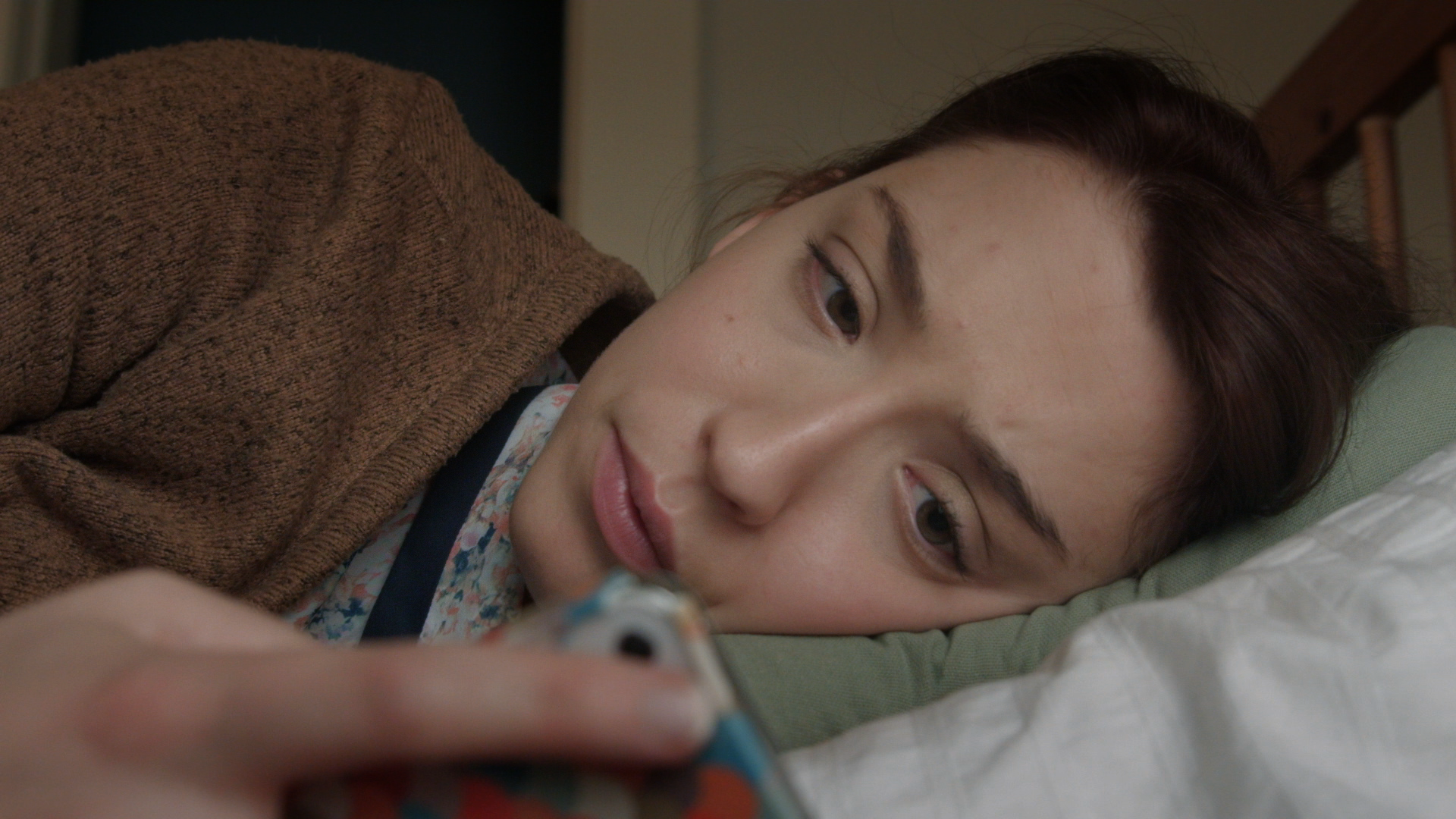 Dolore - lying down looking at phone.png