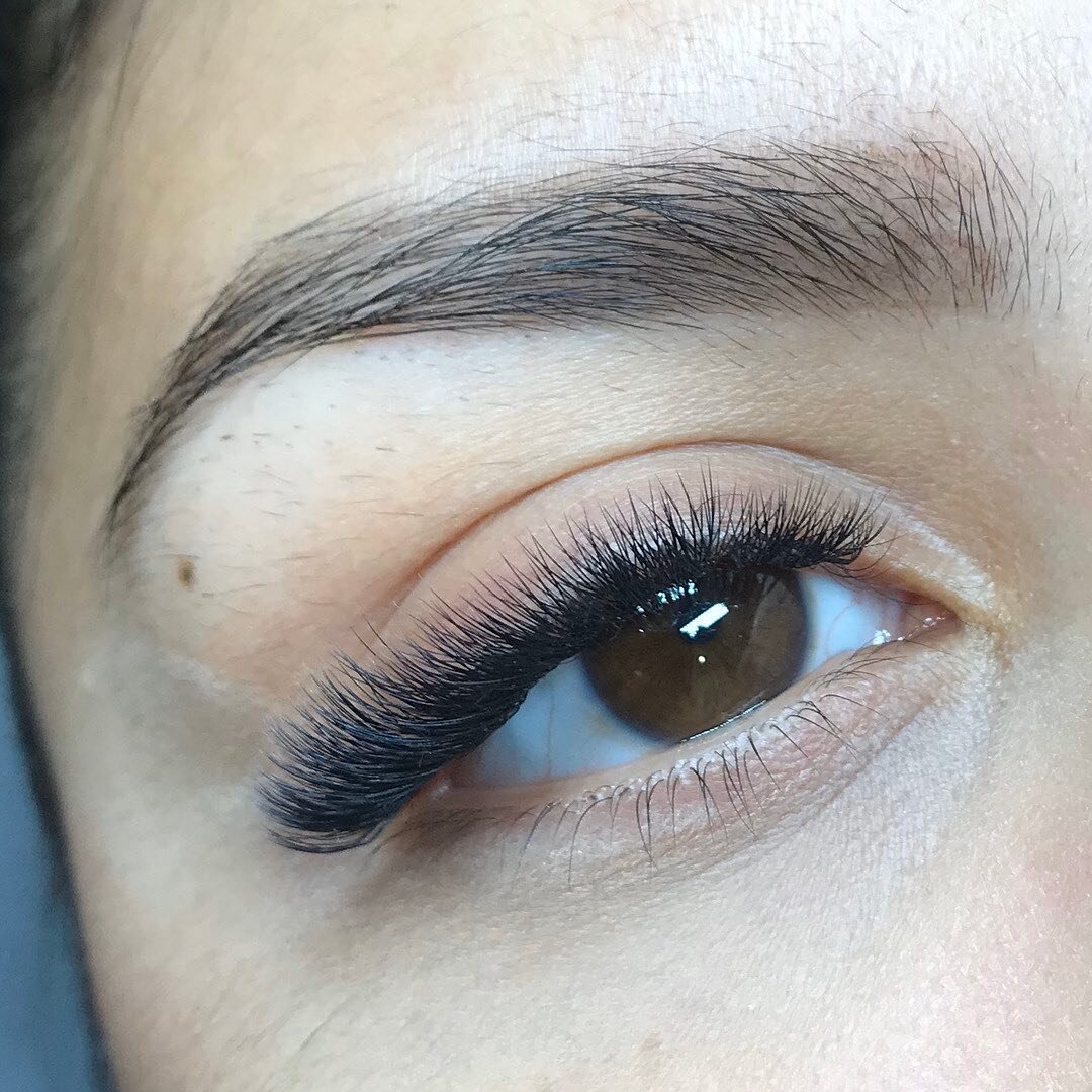 Lashes for the summer is your golden ticket ✨! Limited spots available for full sets, link in bio to book online. To my new clients, I can&rsquo;t wait to meet you 😊