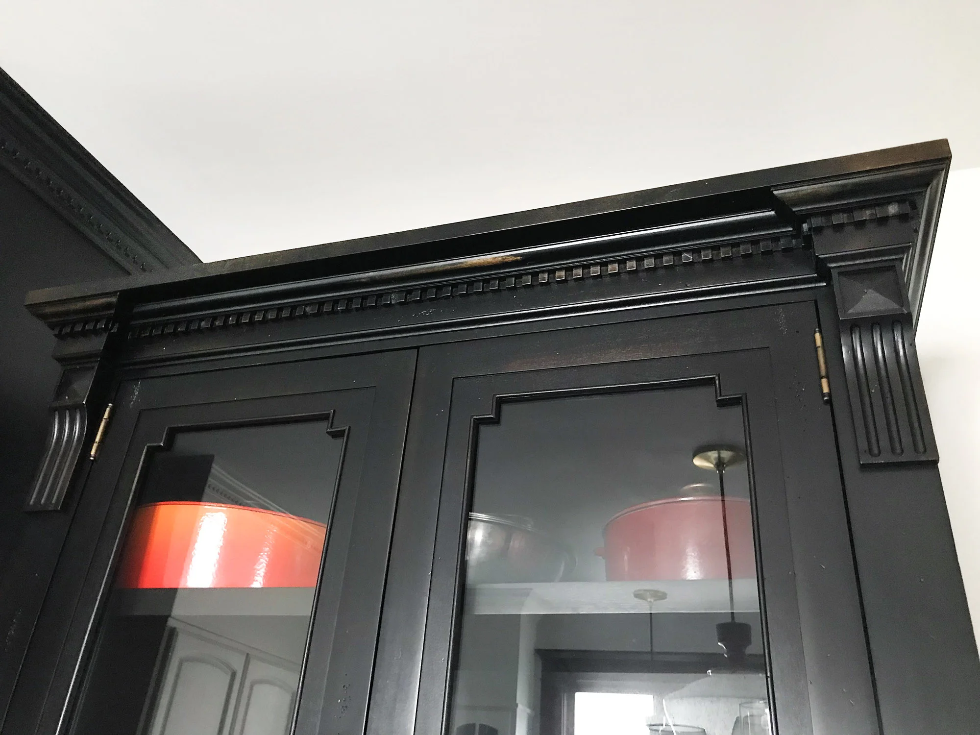 Dental moulding details abound