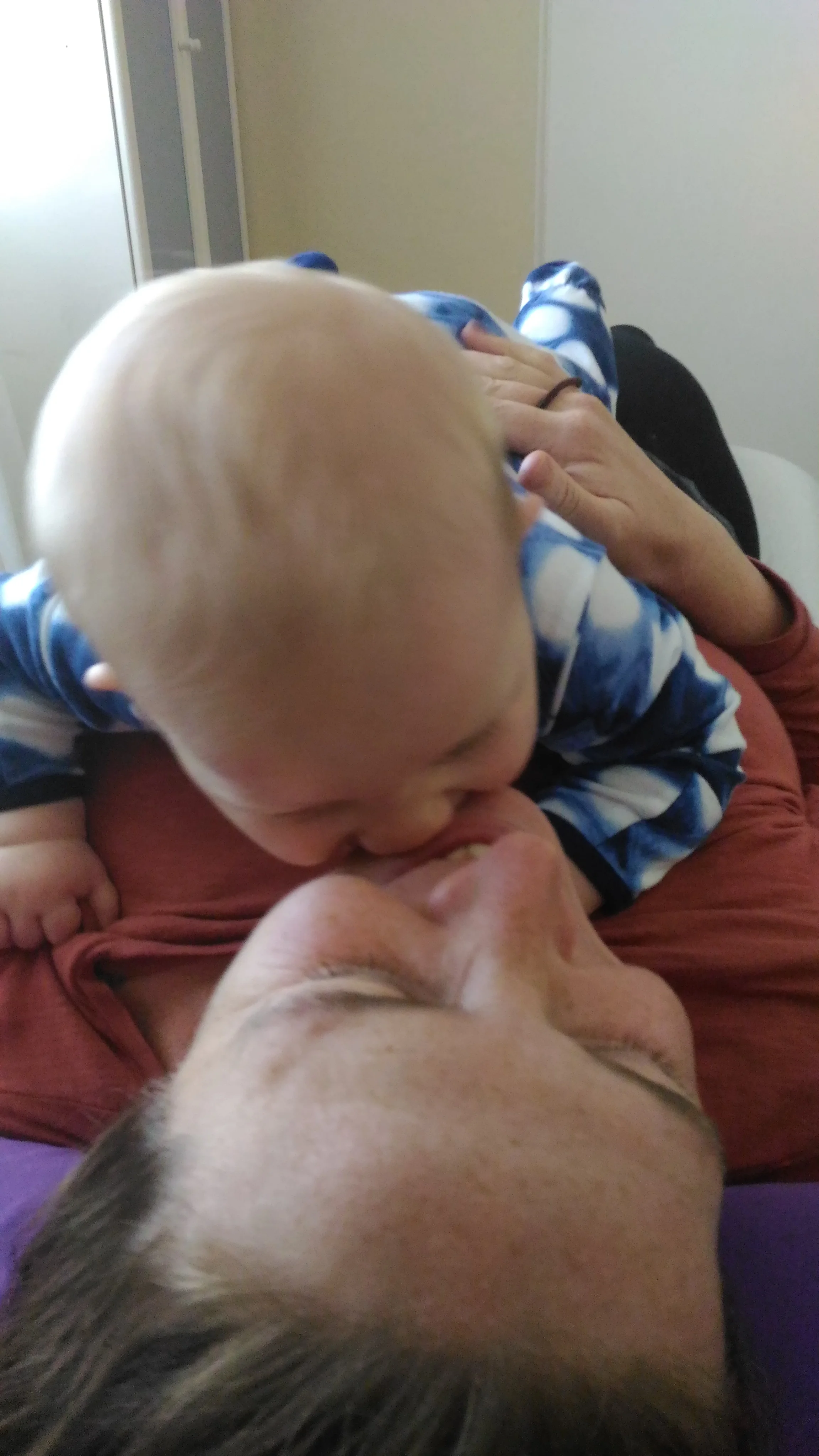 Look at those sweeeeeet kisses! <3 <3 <3 My heart!