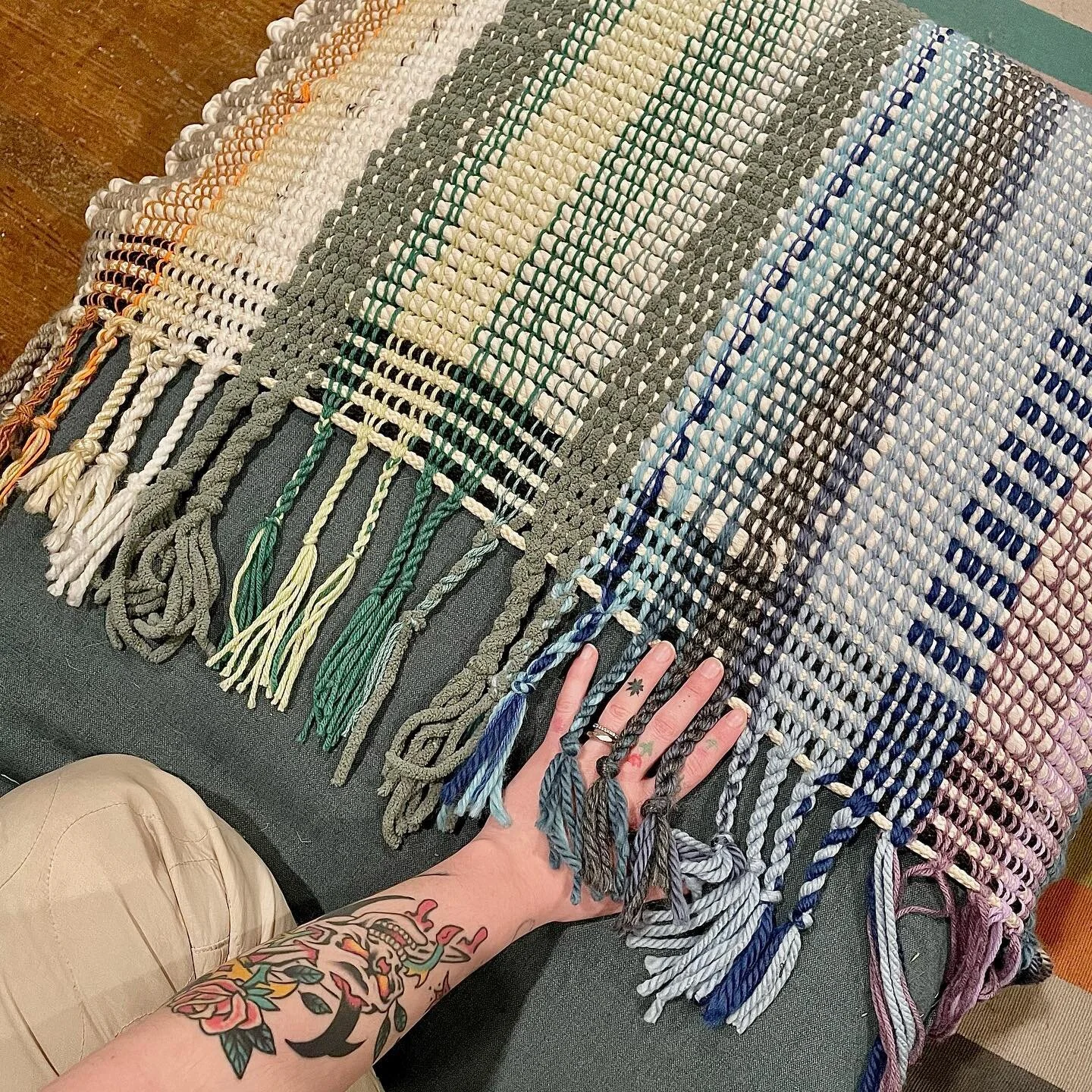 Twisting tassels &amp; getting cozy with the Spring&rsquo;s Showers Rope Rug 💧🌼🌧🌈 

This one is 36&rdquo;x 40&rdquo; DM to claim or to request custom dimensions. Sliding scale to purchase. [sold]

#chicagoartist #woventextiles #wovenrug #woven #w