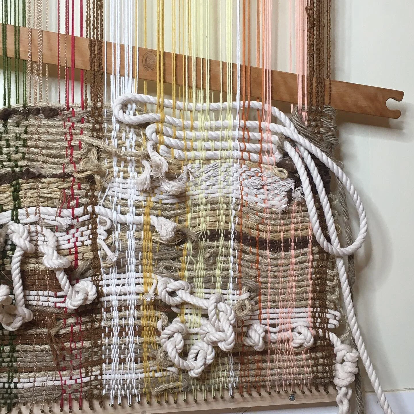 In progress detail for the neutral rainbow warp on the wall loom 

#frameloom #loom #weaving #rope #textiles #chicagotextiles #textileartist #textileart #fiberart #fiber #jute #cotton #neutraldecor #neutral #rainbow