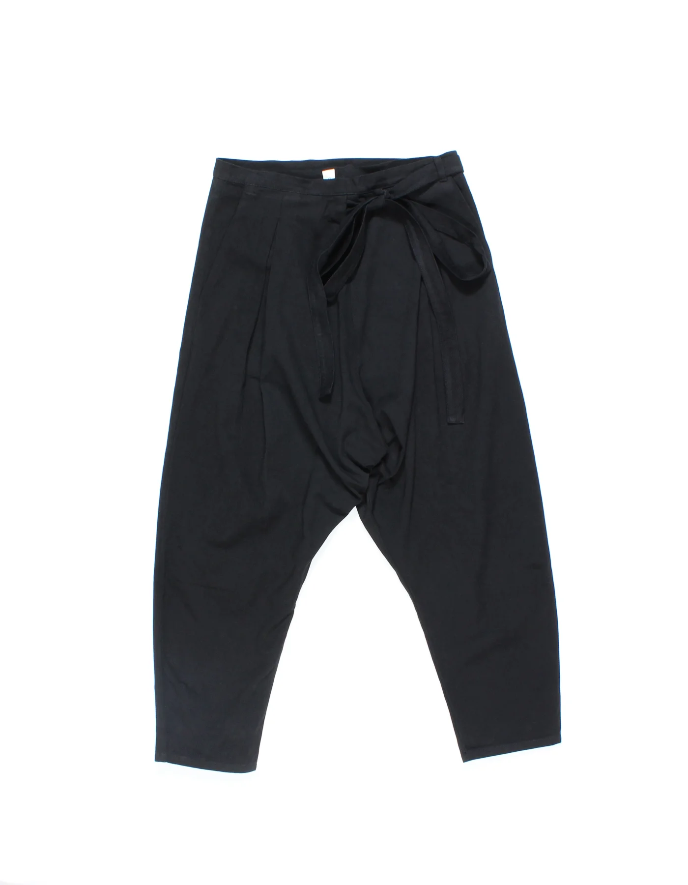 Black momohiki pants, made of 100% cotton twill