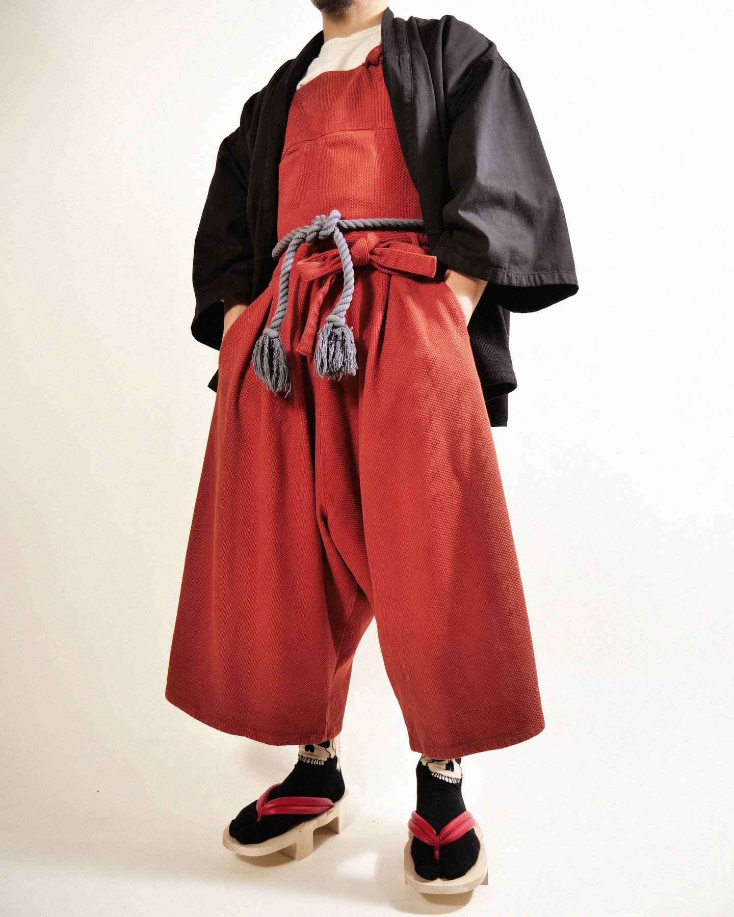 Staple Look Of The Week #245👌

Jacket: Norato-Black
T-shirt: Shiki-Natural
Overall: Kin-Sashiko-Brick
Rope: Tsuna-Smoke
Socks: Skull Tabi Socks-Natural
Sandals: Kuniyoshi Geta-Red

#prospectiveflow 
#mutsubypf 
#pfoutfit 
#contemporaryfashion