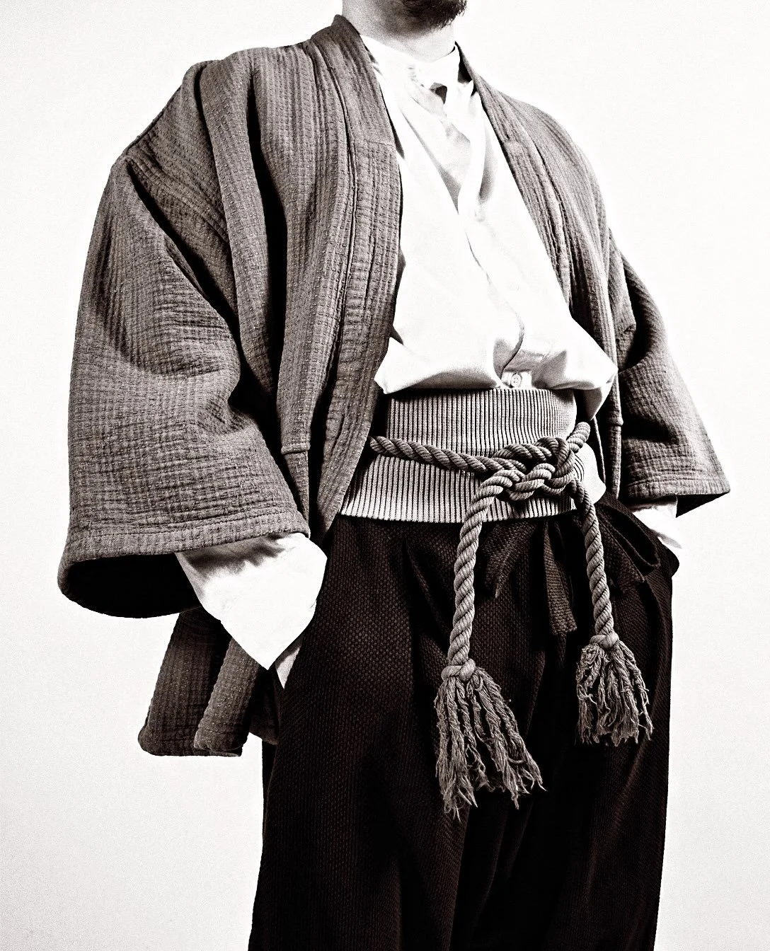 PF Outfit ⚫️⚪️

Jacket: Norato-Samurai
Shirt: Mei
Pants: Zouhiki-Sashiko
Waistband: Haki 
Rope: Tsuna
Sandals: Kuniyoshi Geta

#prospectiveflow 
#mutsubypf 
#pfoutfit 
#contemporaryfashion