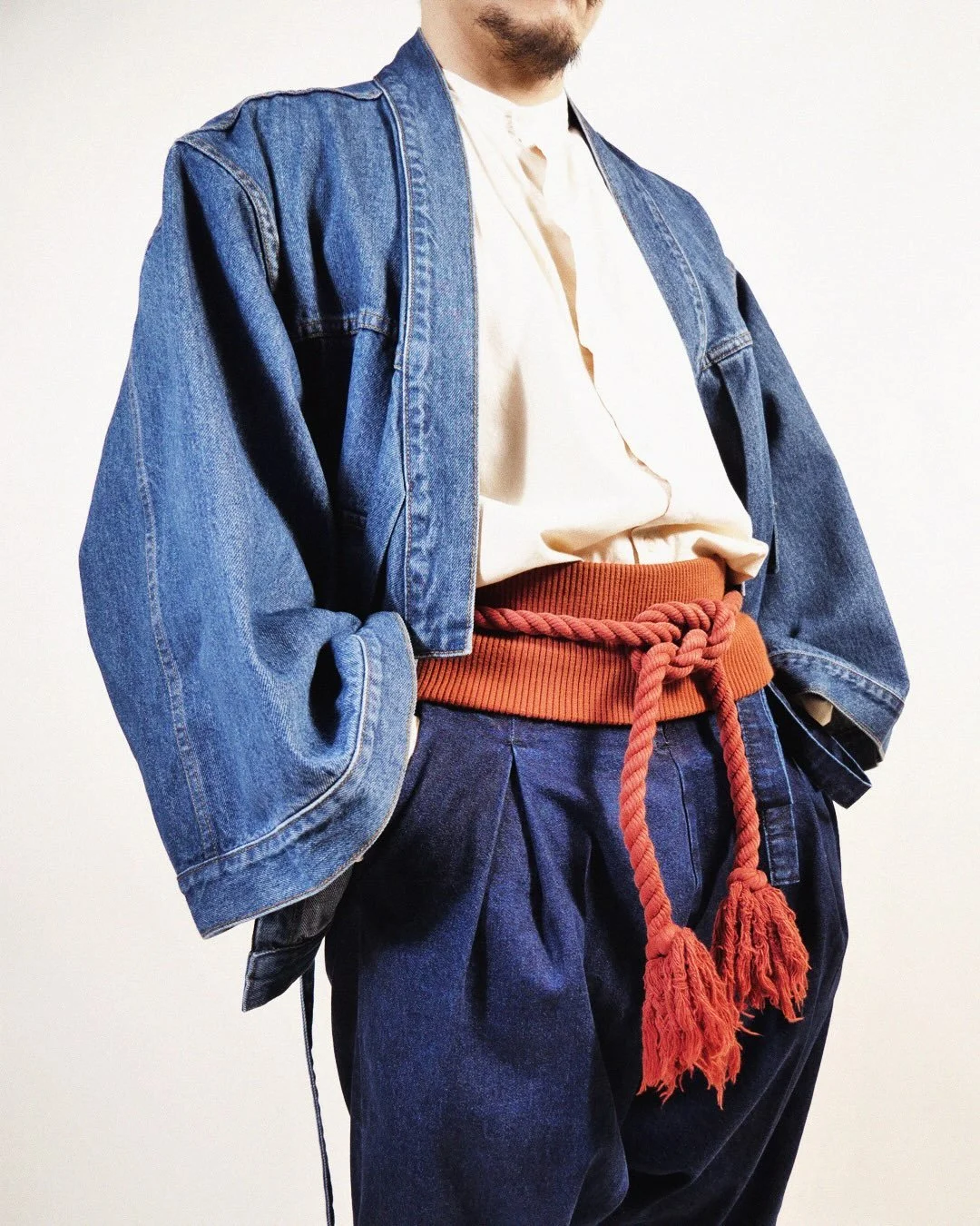 Staple Look Of The Week #297👌

Jacket: Niban-Denim
Shirt: Mei-Natural
Pants: Momohiki-Denim
Waistband: Haki-Brick
Rope: Tsuna-Brick
Sandals: Kuniyoshi Geta-Red

#prospectiveflow 
#mutsubypf 
#pfoutfit 
#contemporaryfashion