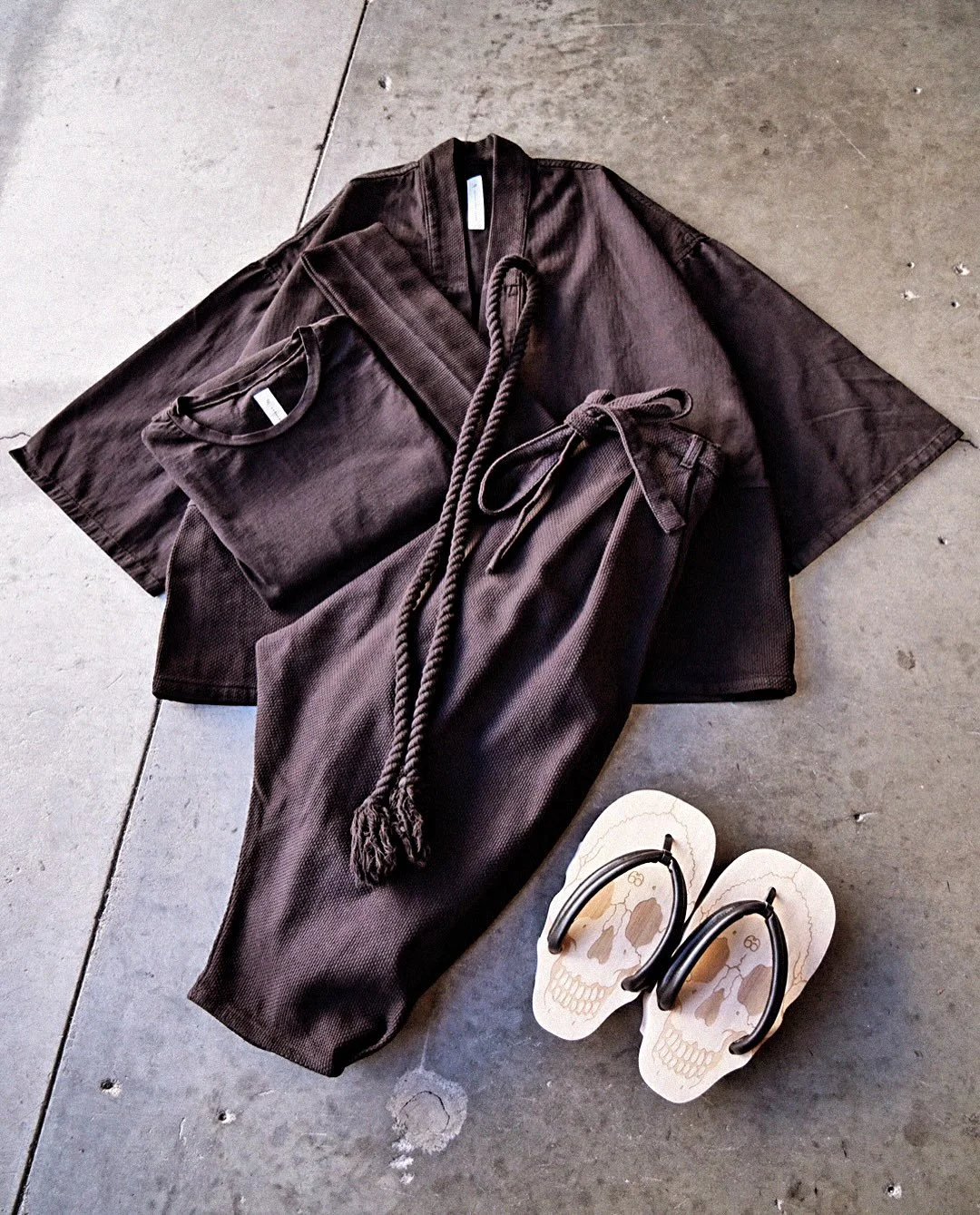 *Close Up Details⚫️⚫️

Jacket: Norato-Black
T-shirt: Shiki-Black
Pants: Zouhiki-Sashiko-Black
Waistband: Haki-Black
Rope: Tsuna-Black
Sandals: Kuniyoshi Geta-Black

#prospectiveflow 
#mutsubypf 
#contemporaryfashion
