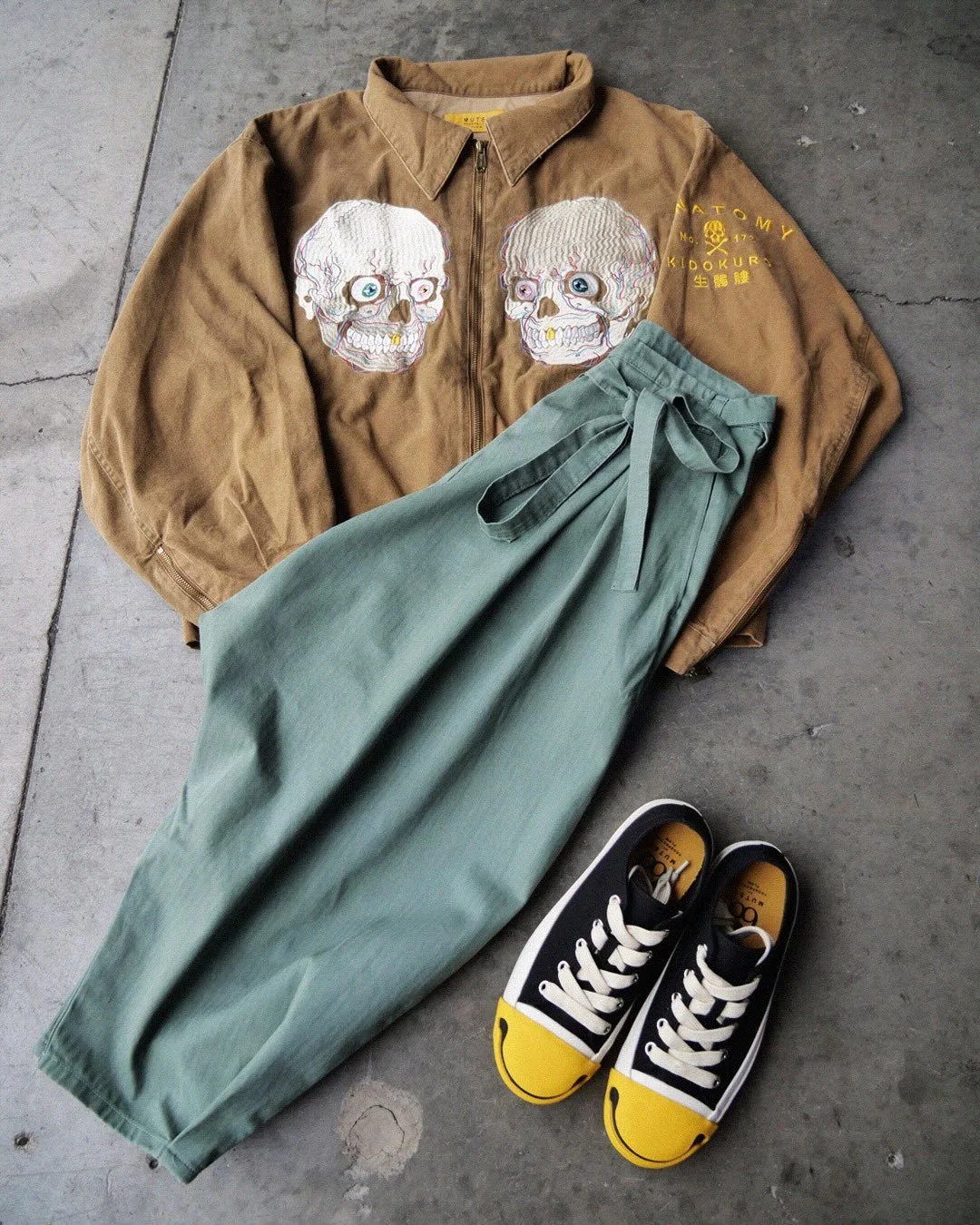 *Close Up Details 

Jacket: Kidokuro Jacket-Vintage Khaki
Pants: Zouhiki-Military Green
Sneakers: Smiley Duck-Black

#prospectiveflow 
#mutsubypf 
#greedyfriend