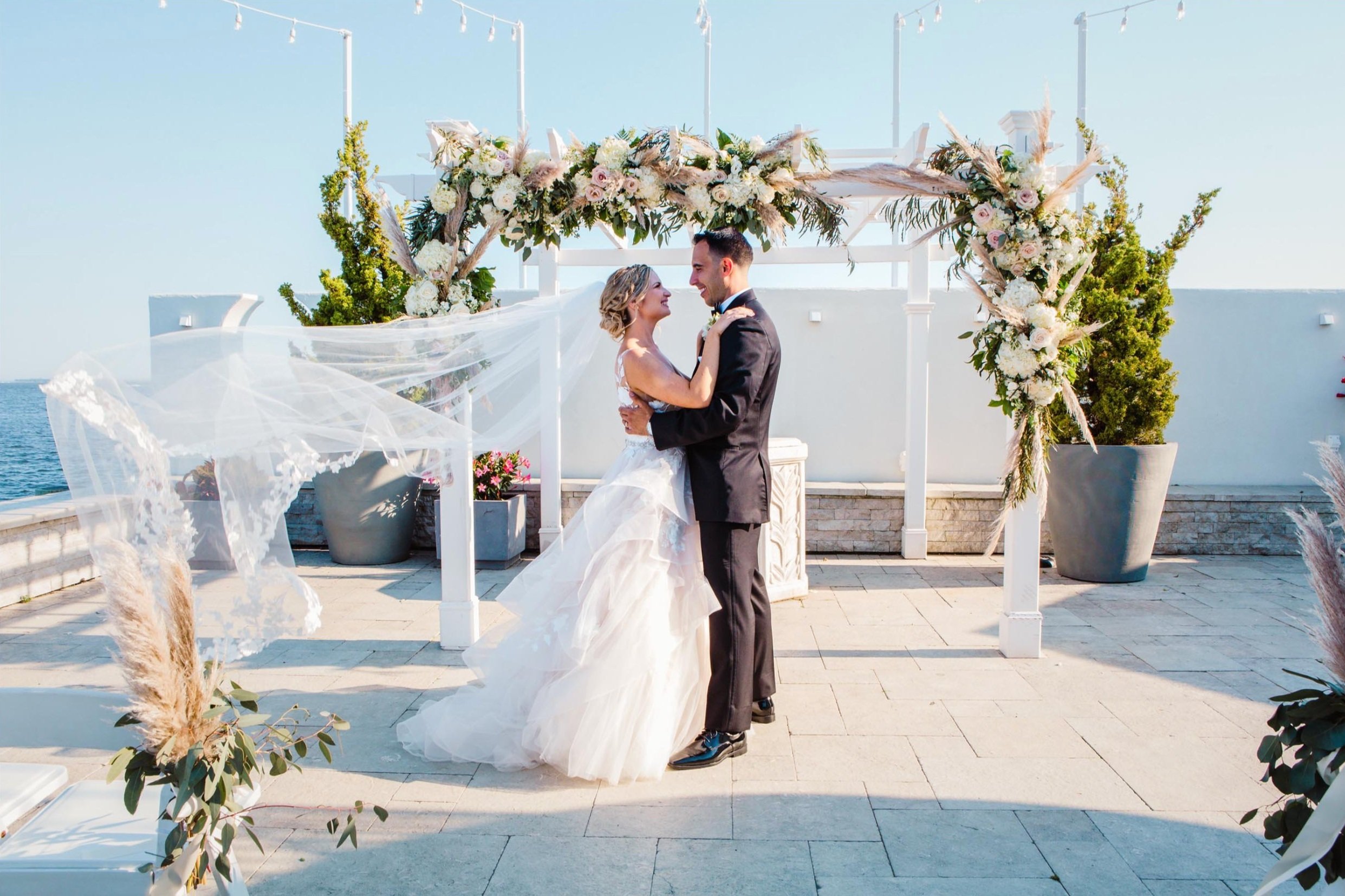 hengstenbergs-florist-weddings-love-story-kyra-michael-%C2%A9SilverfoxStudios-006.jpg