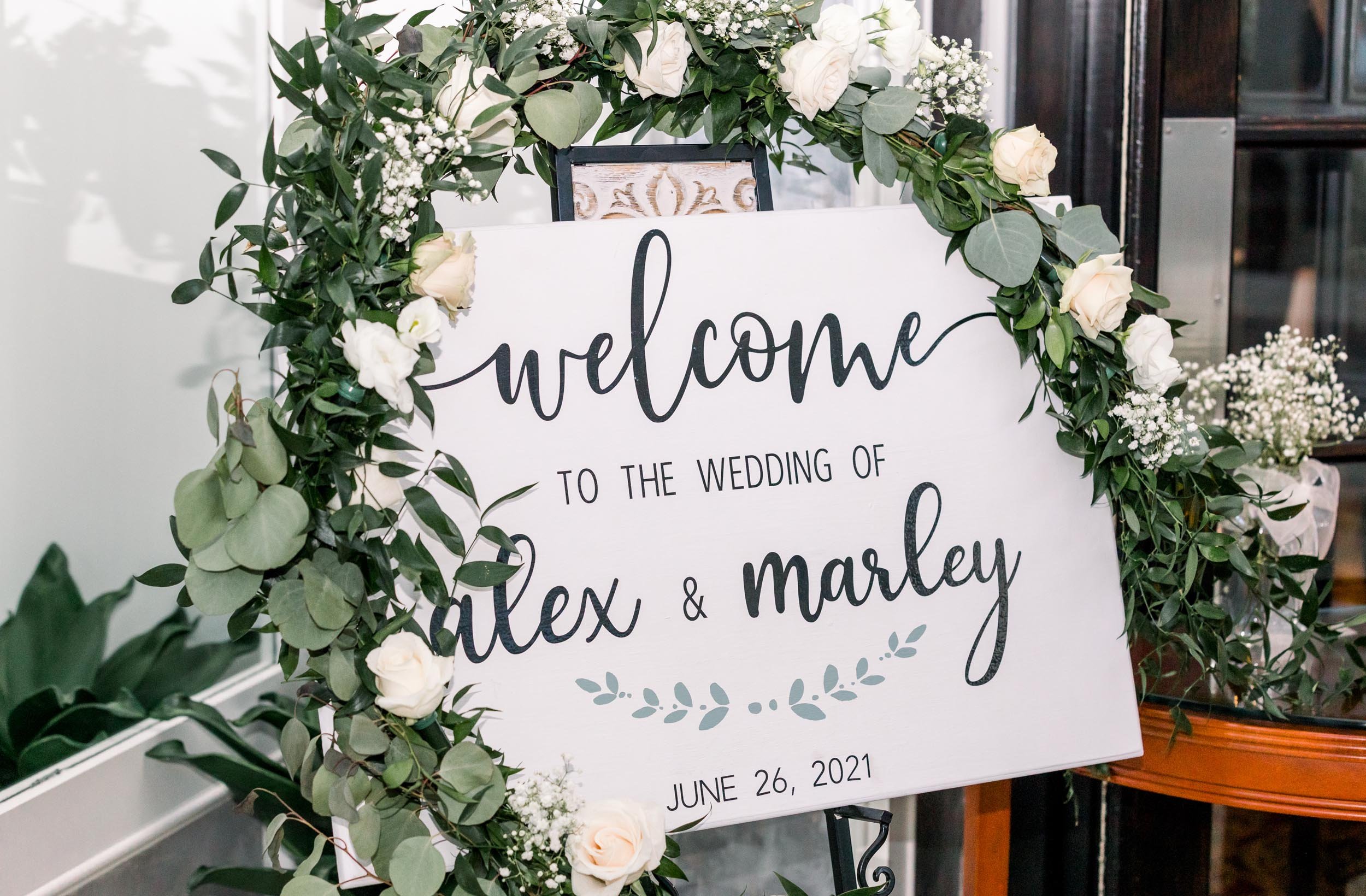 hengstenbergs-florist-weddings-love-story-marley-alex-©OliviaCainePhotography-004.jpg