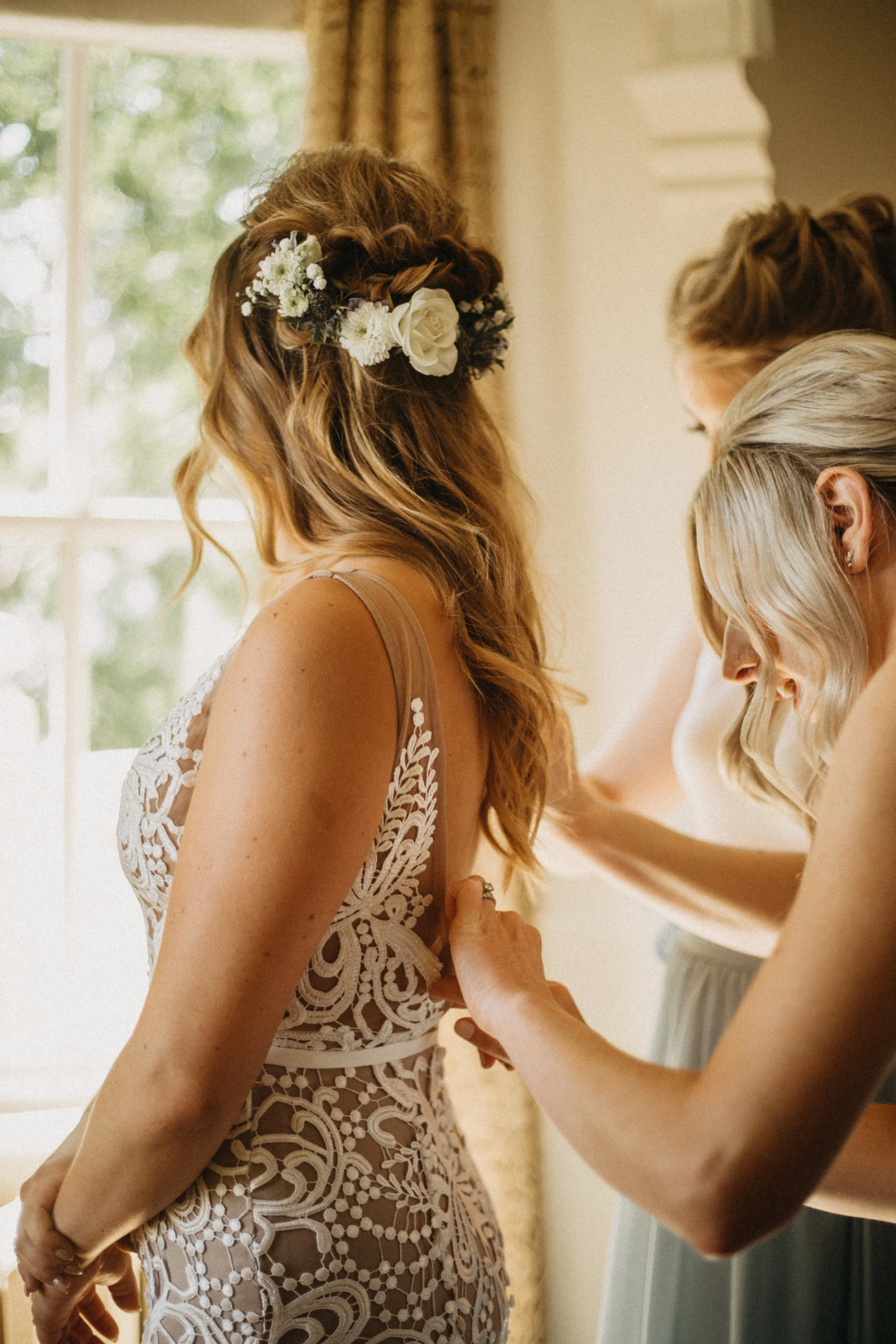 Bridal Hair Florals - Calgary Wedding Florist - Sky Blue Photography.jpg