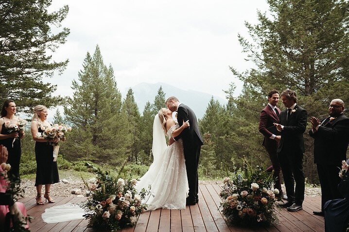 Ceremonies @stewartcreekgolf are such a treat, the natural backdrop of our Canadian Rockies and forests is perfect for the nature loving couple. 
⠀⠀⠀⠀⠀⠀⠀⠀⠀
Today&rsquo;s Saturday snow day ❄️ is underway with cartoons and PJs - my three boys (still ge
