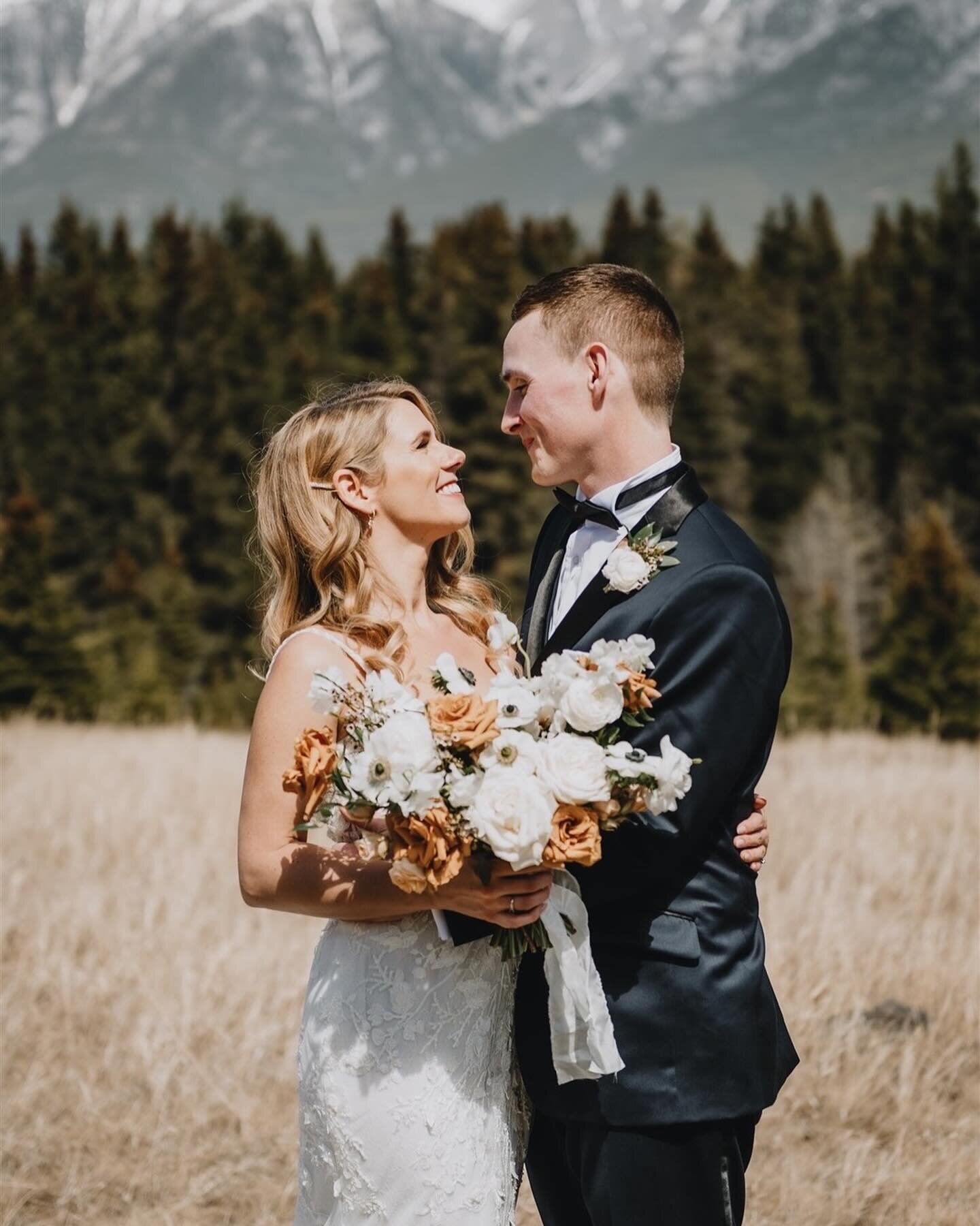 Canmore weddings will always have my heart and April in the mountains isn&rsquo;t so bad, especially last year when most of the snow had melted&hellip;..unlike today 🌨️❄️🗻
⠀⠀⠀⠀⠀⠀⠀⠀⠀
I am sure you spring ski/ snowboarders love the fresh powder but I