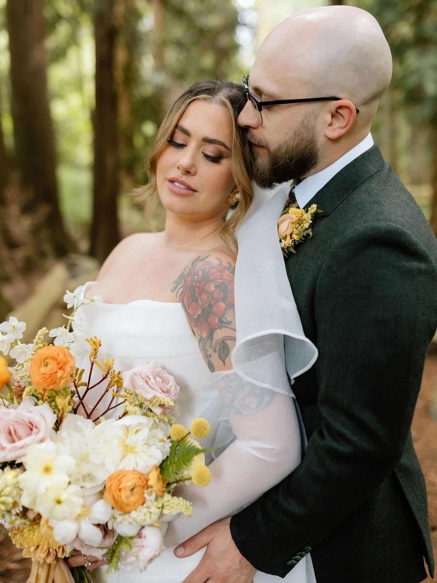 When vendor friends become clients, and clients become close friends. I will always remember when Sophia of @madlyinloveclub asked me if I would be willing to come out to Victoria, BC to flower her wedding. With family on the island - it was a no-bra