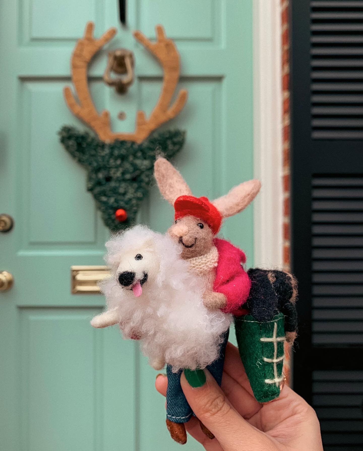 little miss &lsquo;busy bunny&rsquo; takes on Georgetown ❤️🐰🎄🎁✨
.
.
.
#tistheseason #dcholidays #georgetowndc #theprettydistrict #flashesofdelight #dailydoseofwhimsy #doorsofinstagram