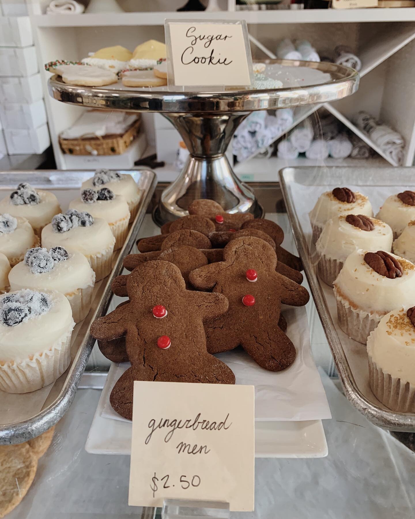 last cookie call ❣️🎄🎅🏼✨
.
.
.
#sugarbakeshop #explorecharleston #tistheseason #santascomingtotown #pursuepretty #gingerbreadman #cozychristmas