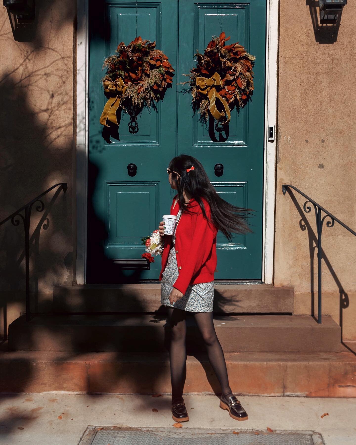 pop of red❣️🍓🍒🚗❤️
.
.
.
#pursuepretty #whatiwore #momentsofmine #sezanelovers #ihavethisthingwithdoors #dailydoseofwhimsy