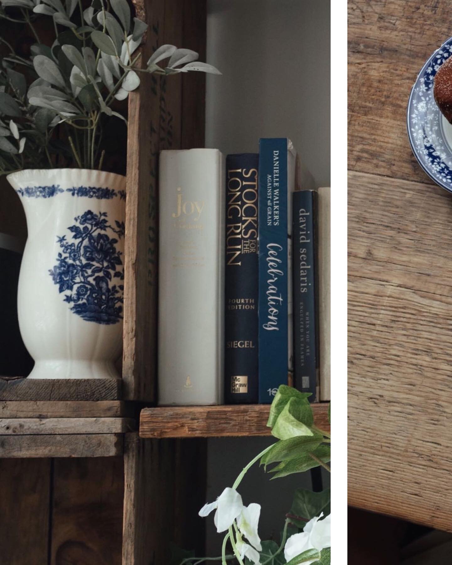 books on books on books 📘🤍📘🤍
.
.
.
#nyccoffeeshops #coffeeshopcorners #pursuepretty #blueandwhiteforever #bookshelves