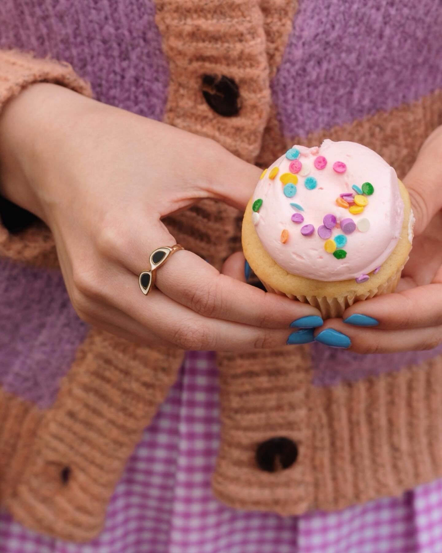 who am I to deny myself a little treat? 😉🧁💞
.
.
.
#petitejoys #momentsofmine #cupcakes #sprinkles #georgetowndc #georgetowncupcake #littletreat