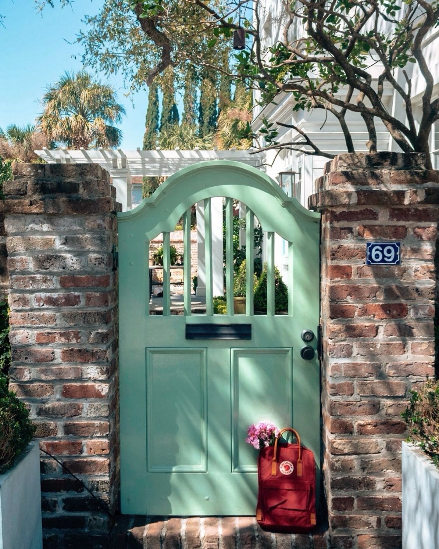 signs of spring 💐🎒✨
.
.
.
#explorecharleston #charmingcharleston #signsofspring #ihavethisthingwithdoors #pursuepretty #postcardplaces