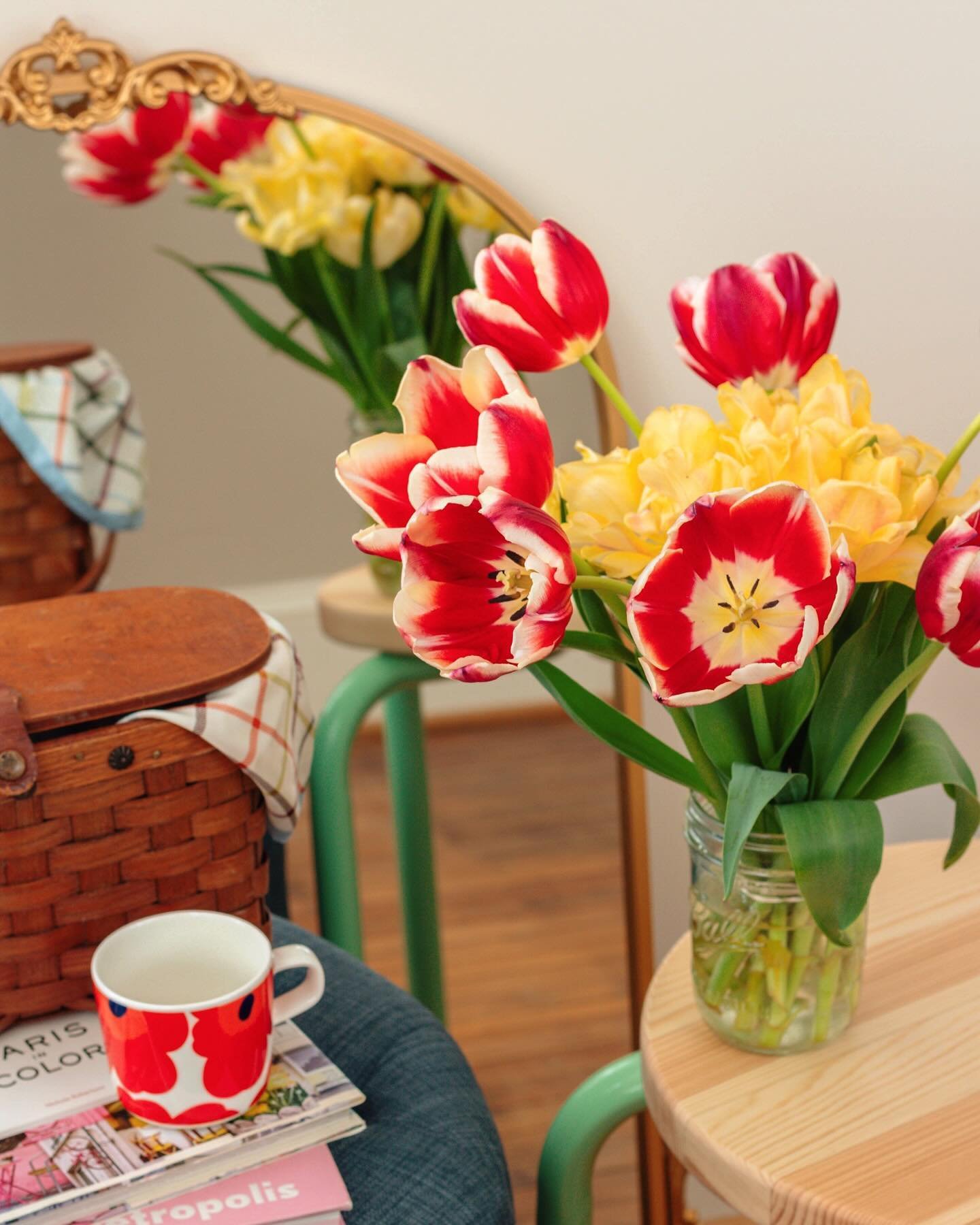 farmer&rsquo;s market blooms 🌷🌼🪞🌼🌷
.
.
.
#petitejoys #signsofspring #tulipseason #marimekko #unikko #pursuepretty #ihavethisthingwithflowers #bloombloom