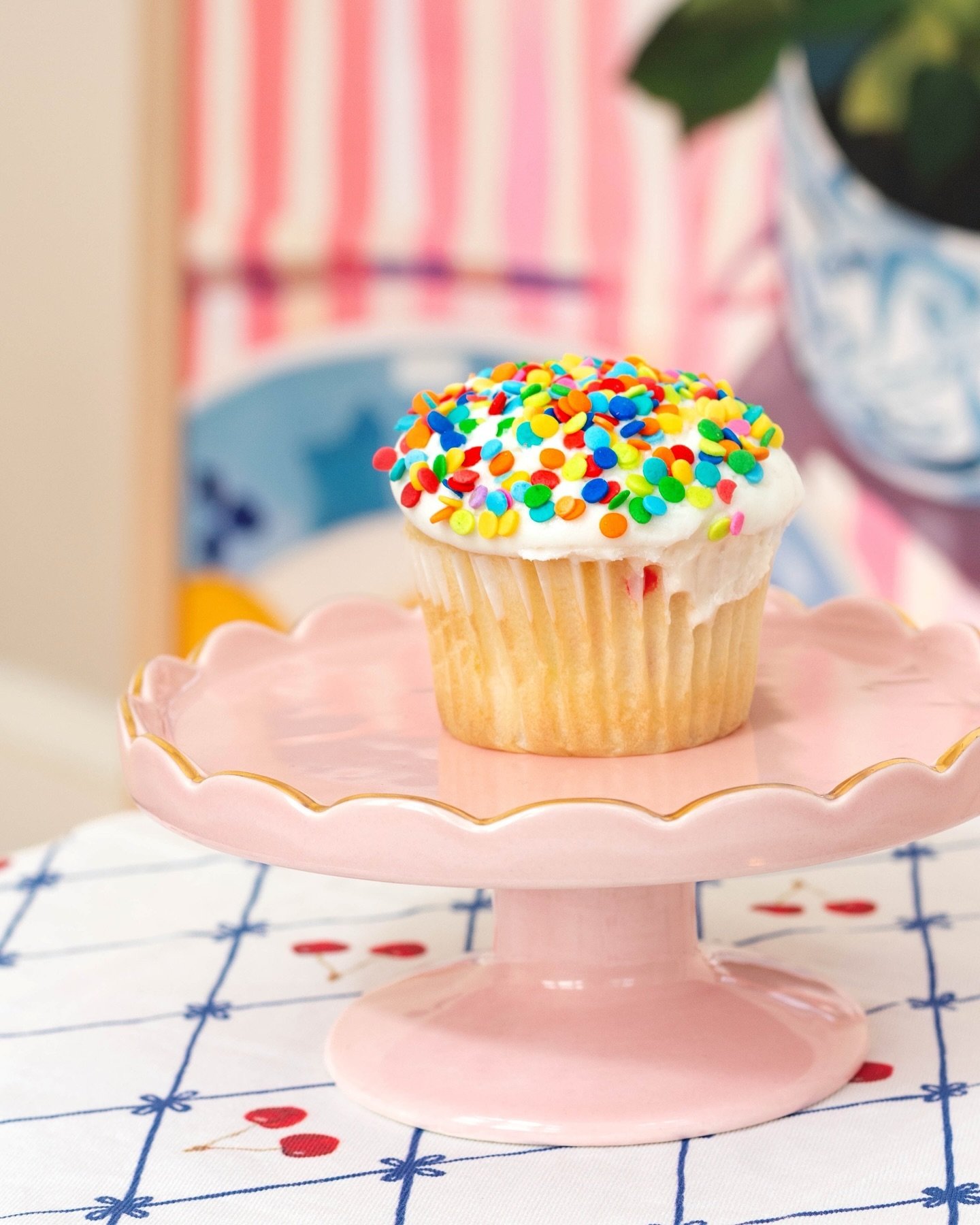 a cupcake may not solve all your problems, but TWO might do the trick ;) 🧁💞🍓✨
.
.
.
#pursuepretty #ihavethisthingwithpink #sprinkles #dailydoseofwhimsy #cupcakes #glossier