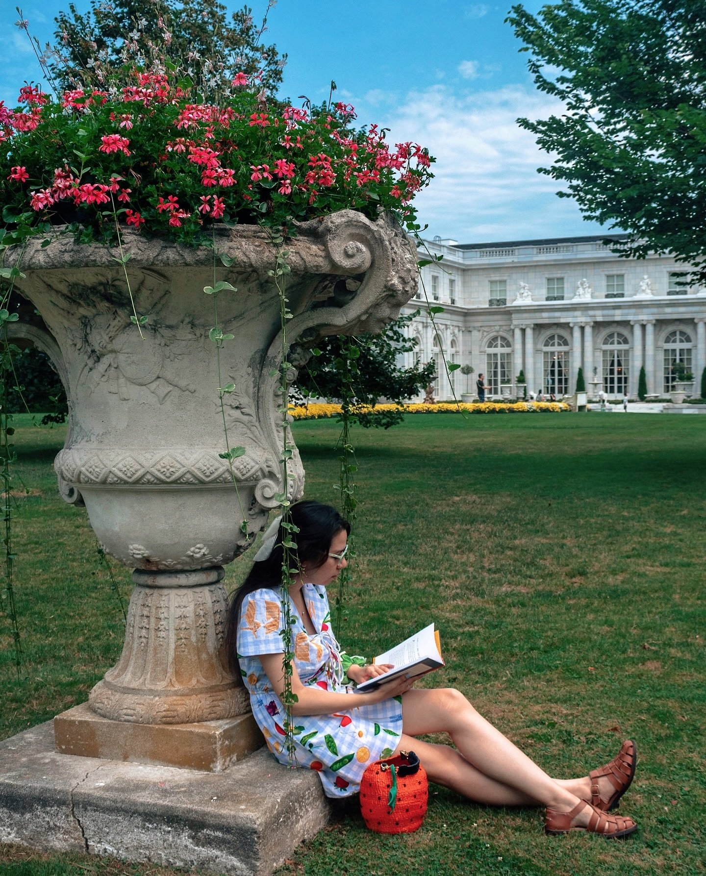 summer is my favorite destination ⛵️🪴☀️🌳👒✨
📍Newport, RI 
.
.
.
#newportri #rhodeislandsummer #theclassiccoast #visitrhodeisland #lisasaysgah #pursuepretty #momentsofmine #petitejoys #newportmansions