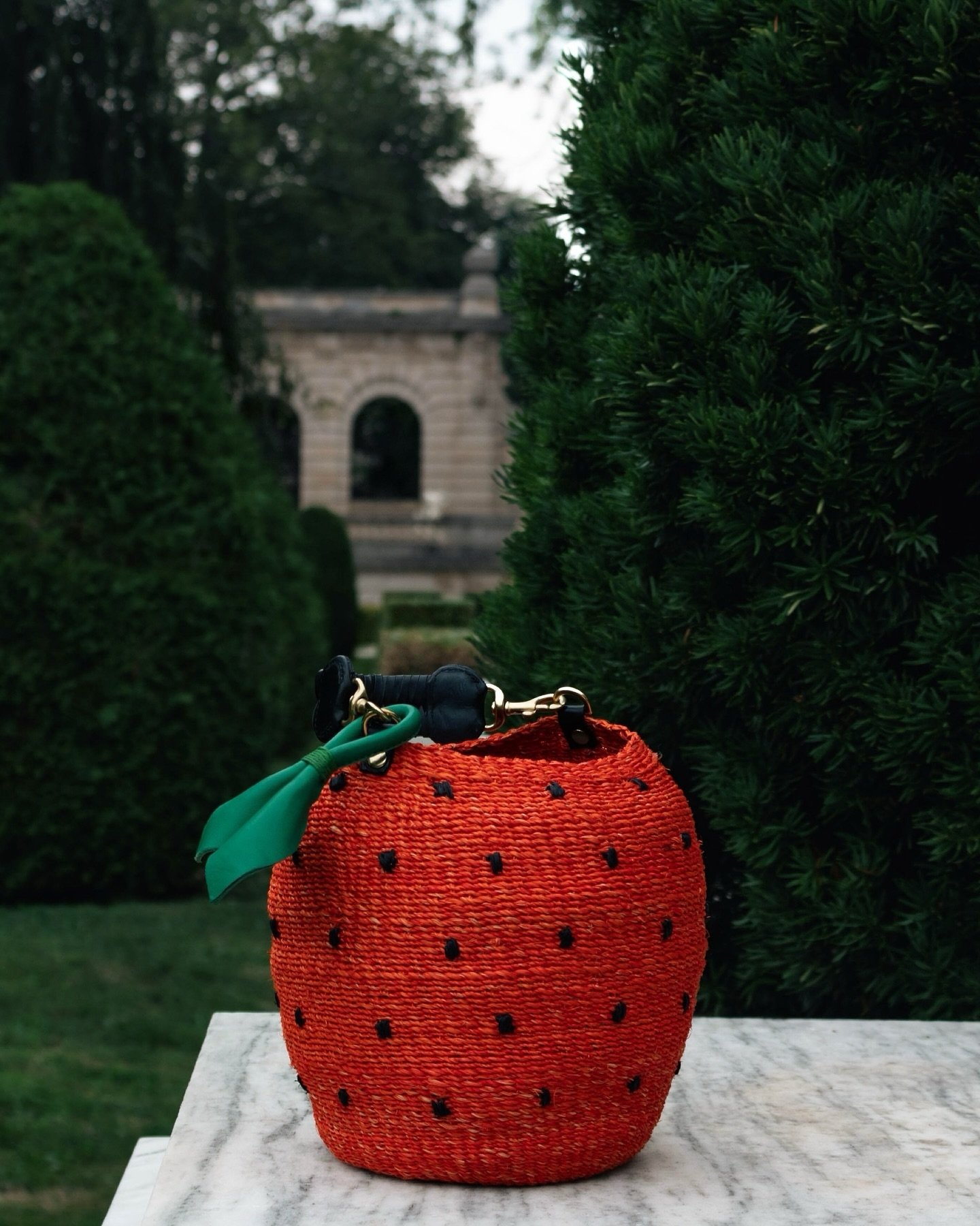 BERRY demure 🍓🥰✨
.
.
.
#pursuepretty #demure #clarev #newportmansions #petitejoys #theelms #everydaywhimsy