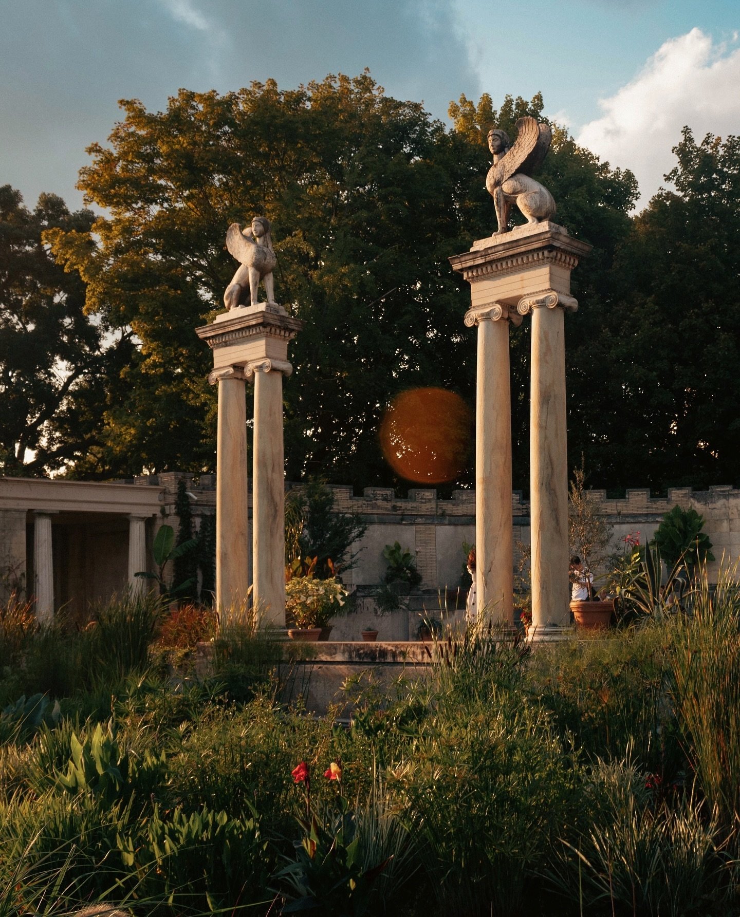a beautiful place. 💛🪴🏺🌿🌞✨
📍Untermyer Gardens Conservancy 
.
.
.
#untermyergardens #postcardplaces #pursuepretty #petitejoys #momentsofmine #prettycitynewyork #cottagecore
