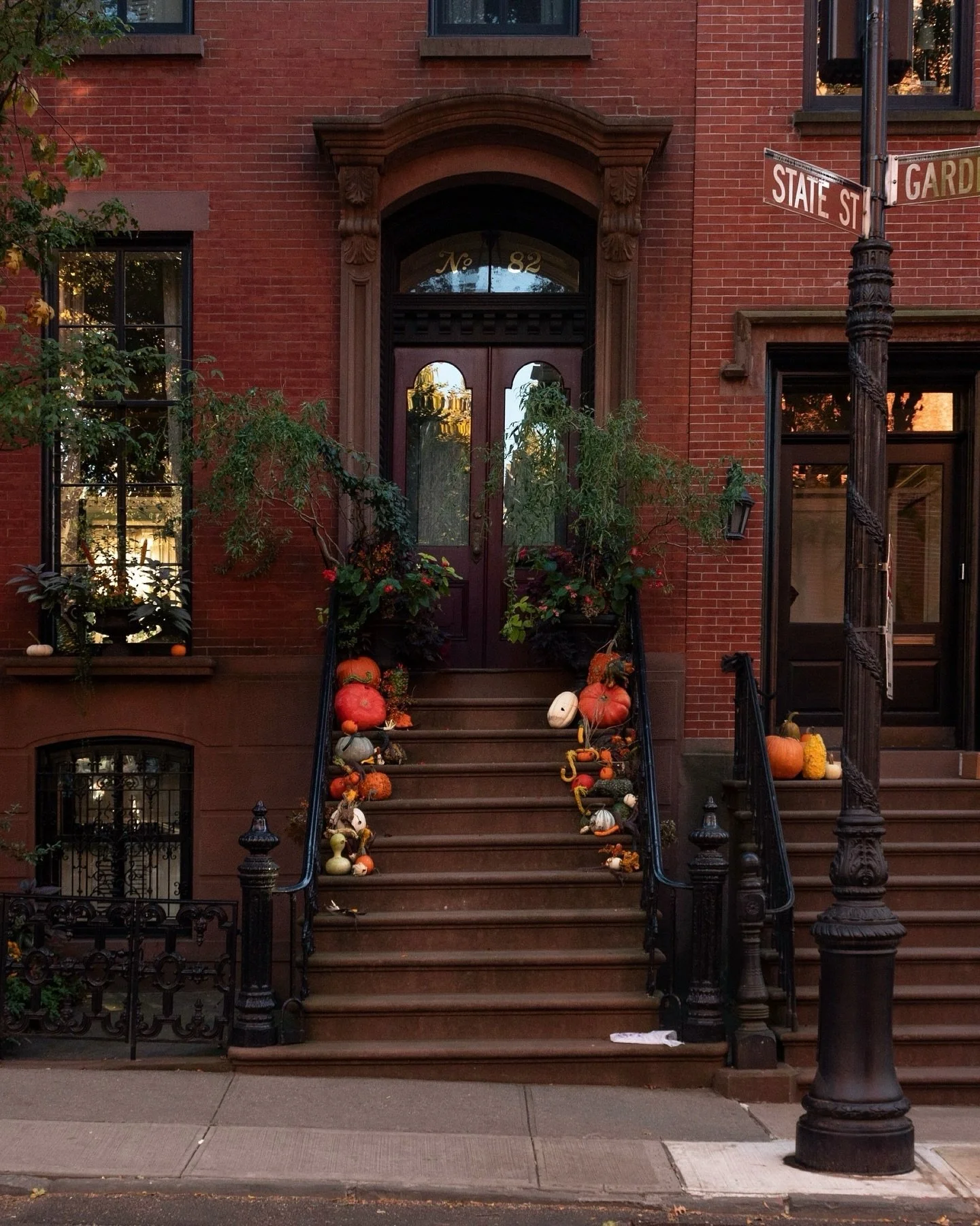 the perfect fall stoop doesn&rsquo;t exi&mdash; 🎃🍂✨
.
.
.
#ihavethisthingwithdoors #brooklynheights #pursuepretty #prettycitynewyork #petitejoys #onlyinnyc