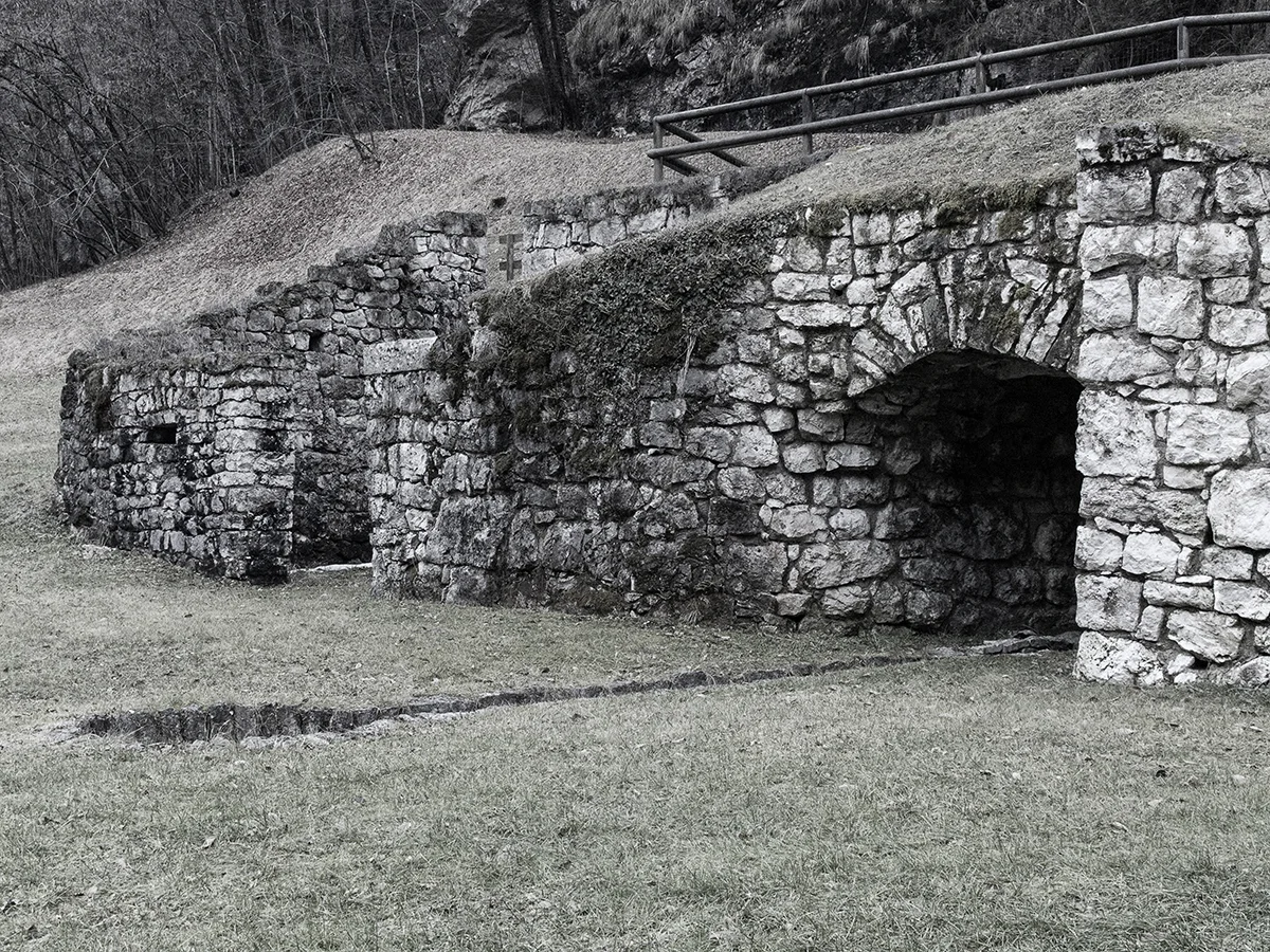 Il forno della Calchera ed il rudere della struttura ad essa vicina