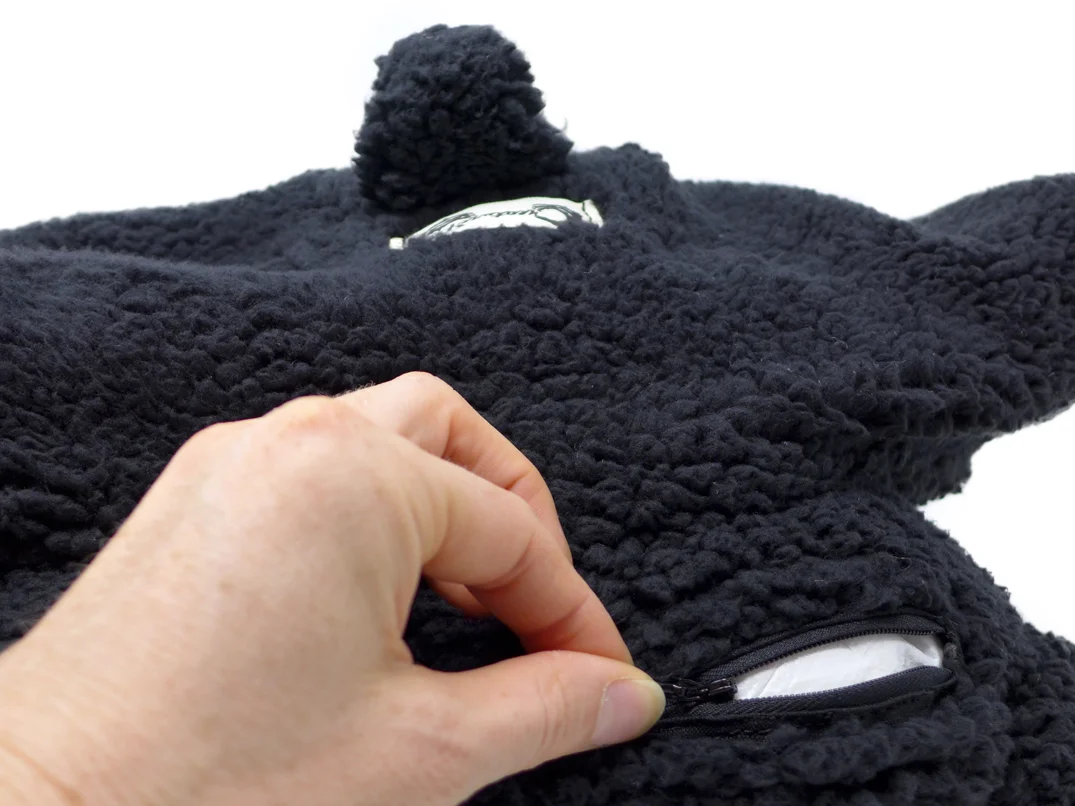 Pillow-Black_Grey-Detail-Zipper.jpg