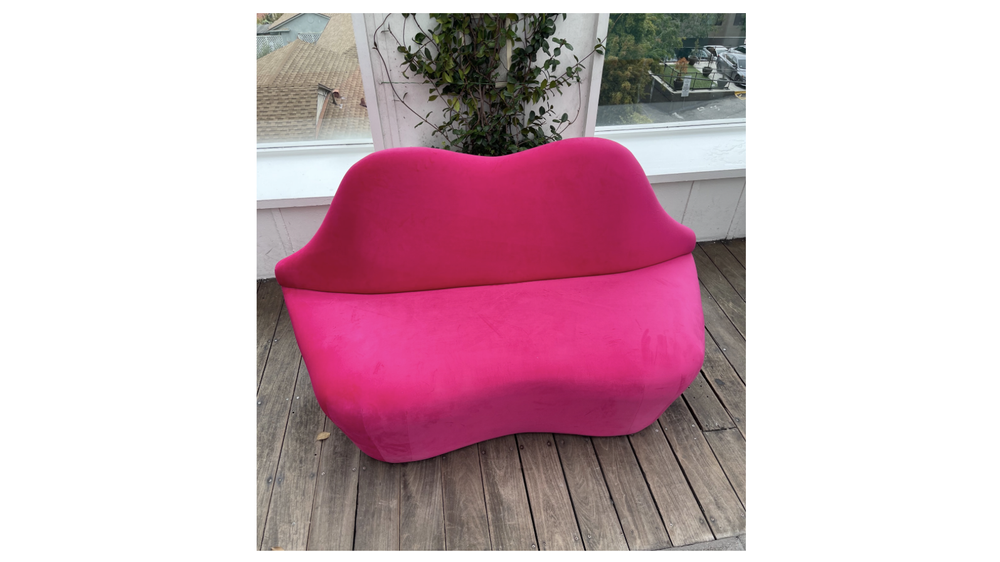 HOT PINK LIPS SOFA