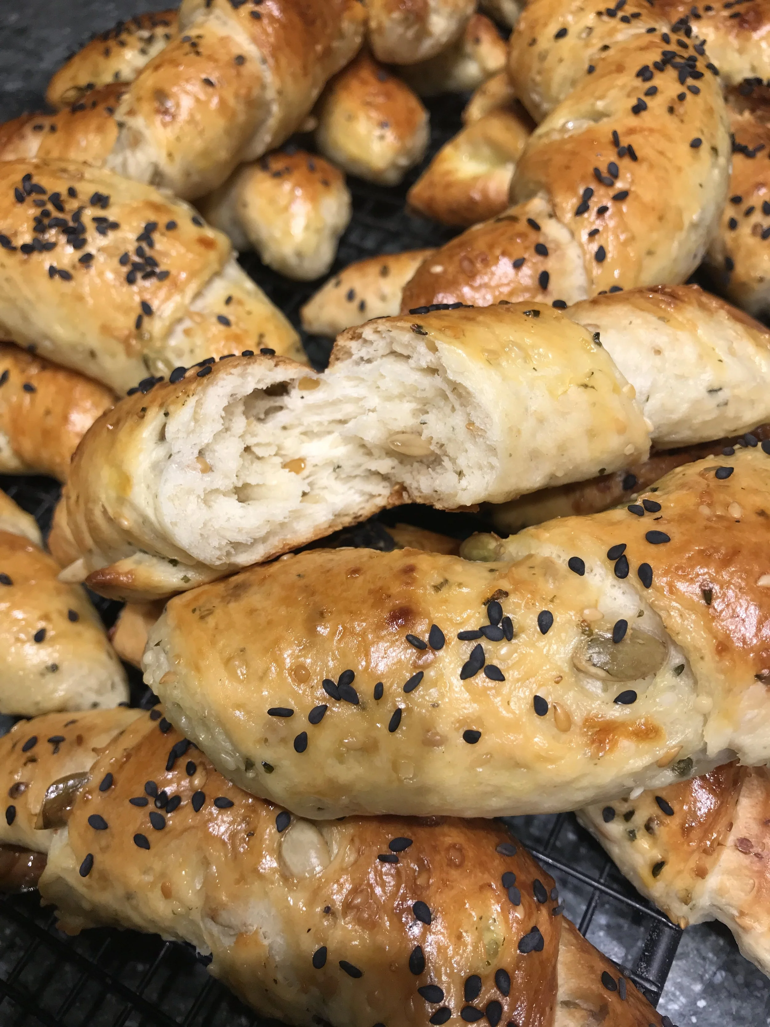 Mini Kipfel with seeds