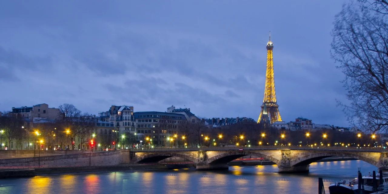 Pont_des_Invalides_et_Tour_Eiffel_-_01.jpg