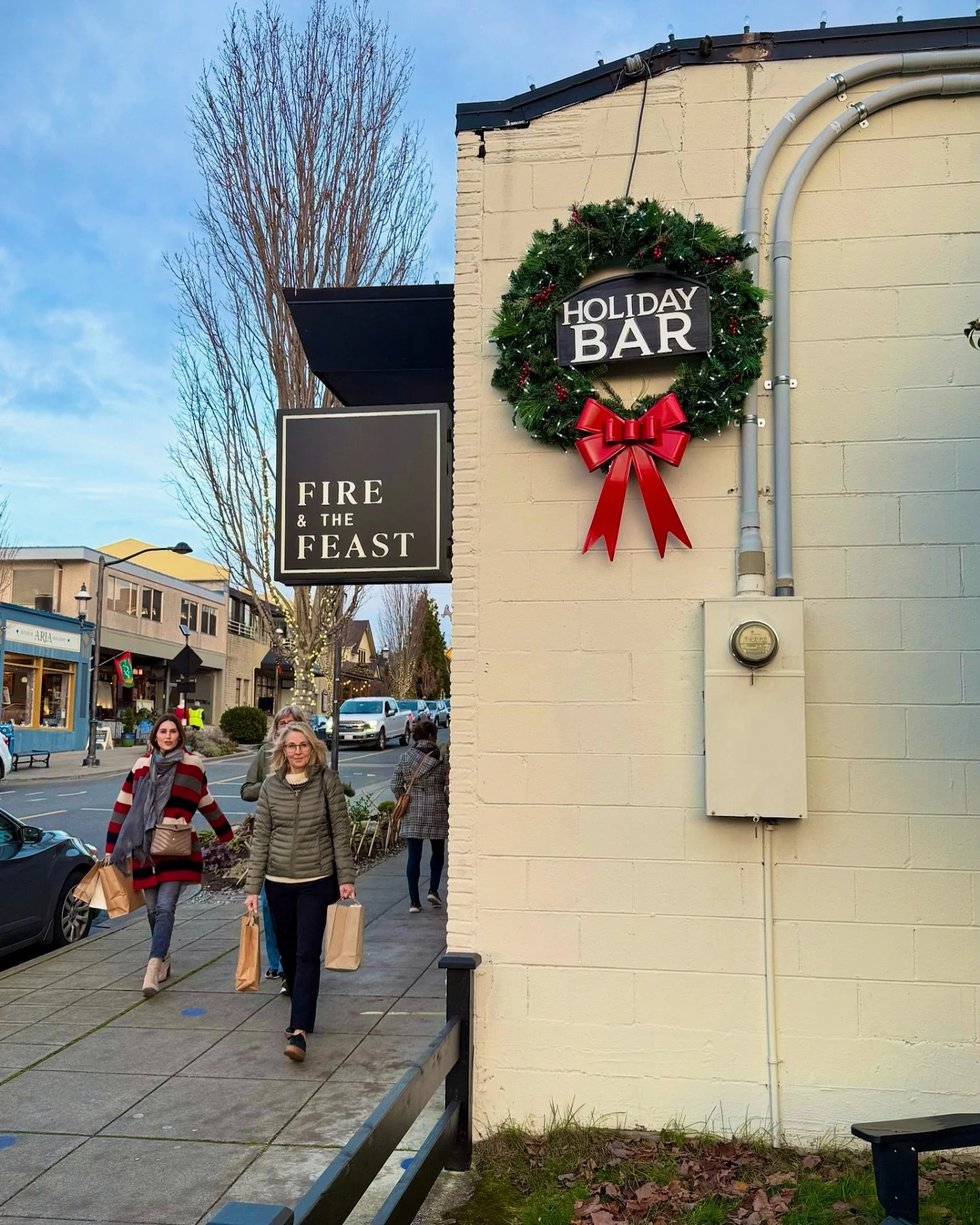 It&rsquo;s #SmallBusinessSaturday and Edmonds is ready with something for everyone on your 🎁 list! 

Supporting our small businesses helps boost our local economy&mdash;plus you&rsquo;ll find unique products and get personal service from friends and