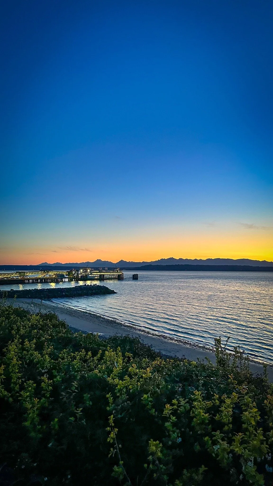 Edmonds sunsets are truly a spectator sport. 

From the beach to the pier to those tucked‑away waterfront benches, the evening light always gives you something worth pausing for. 

Why not make it even better and catch it from one of our waterfront r