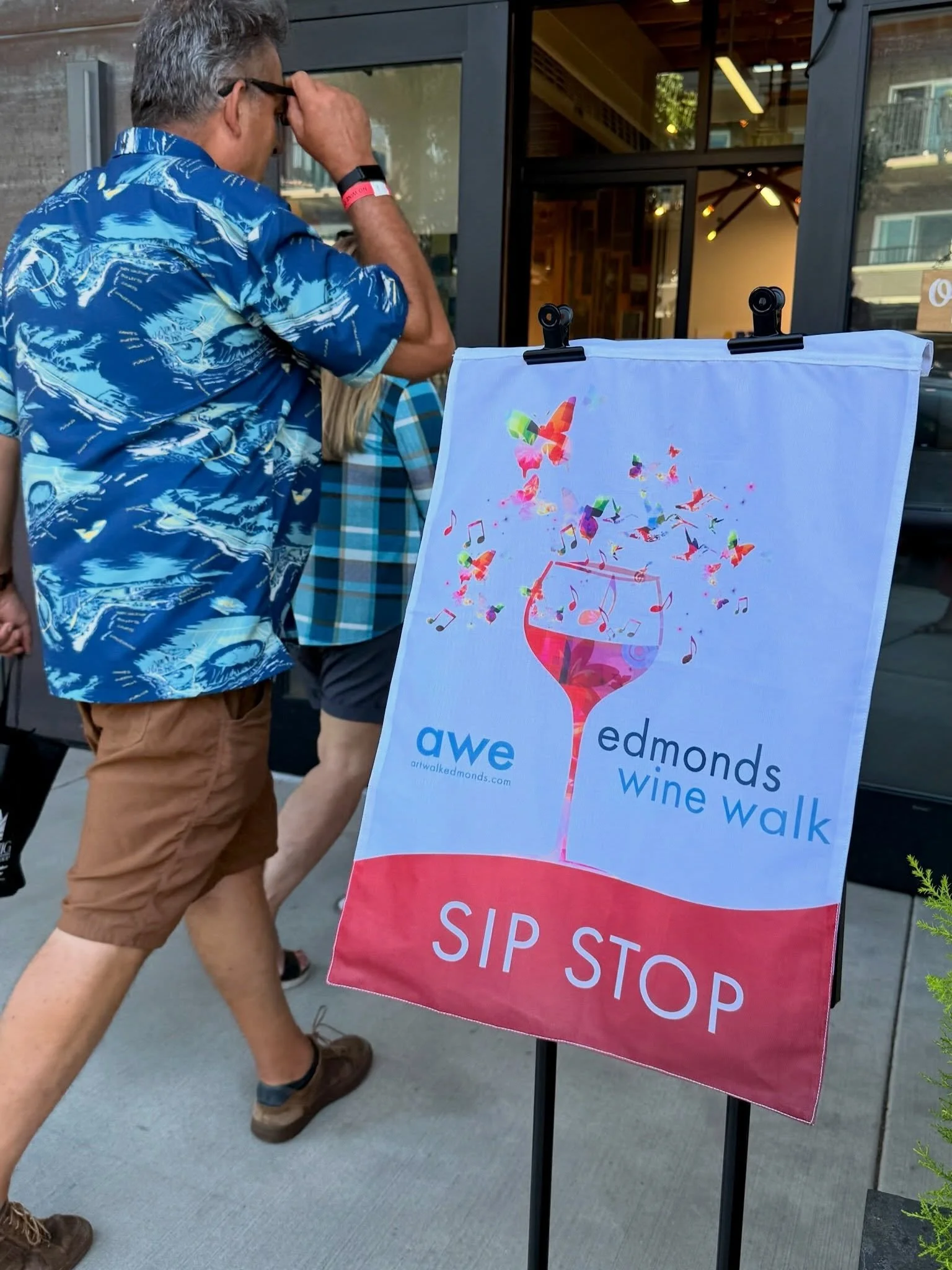 Have you purchased your @artwalkedmonds Edmonds Summer Wine Walk tickets yet? 

This is such a fun way to try new local wines, discover our unique downtown businesses and stroll the cutest town around.

And to top it off, all proceeds benefit Edmonds