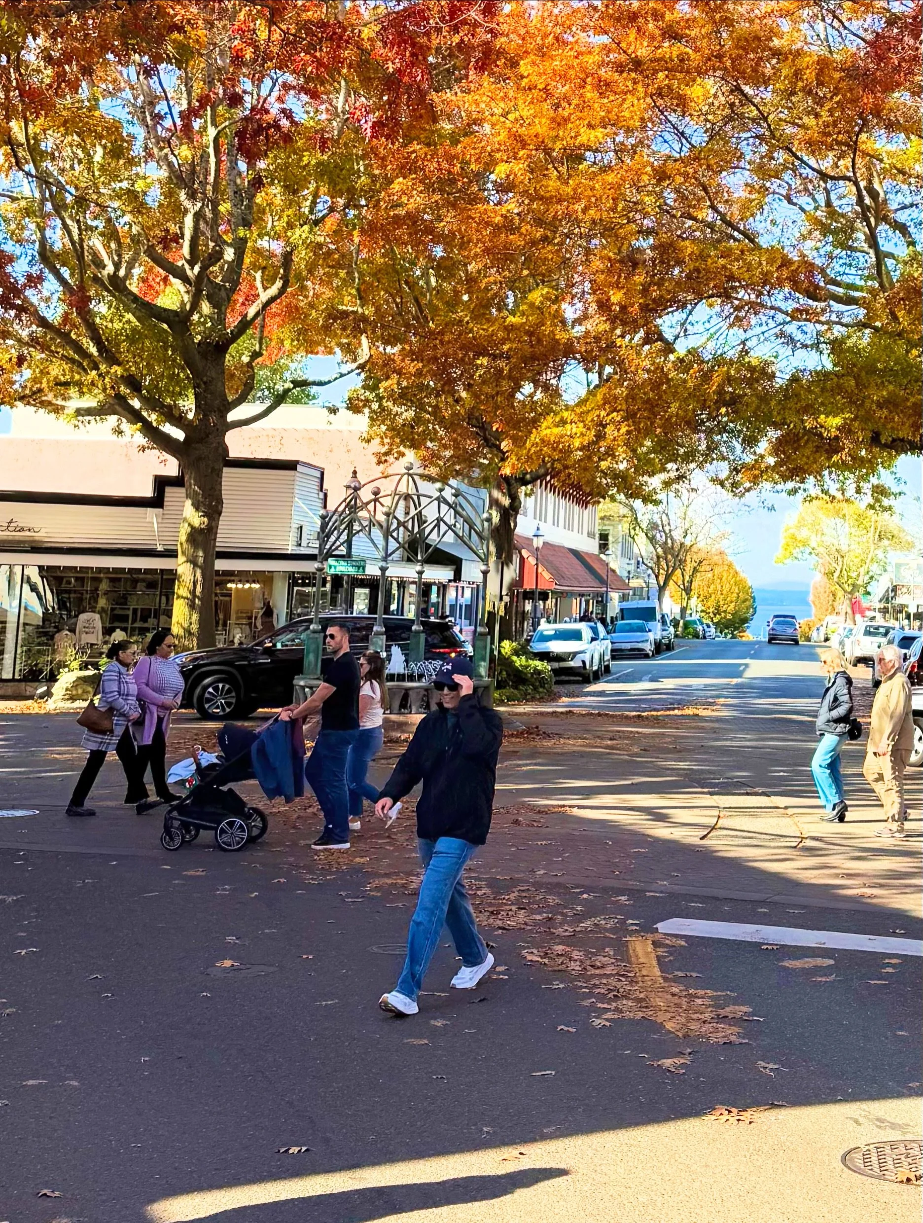 A perfect fall day in Downtown Edmonds. 🍁

#edmondsdowntown #fallyall