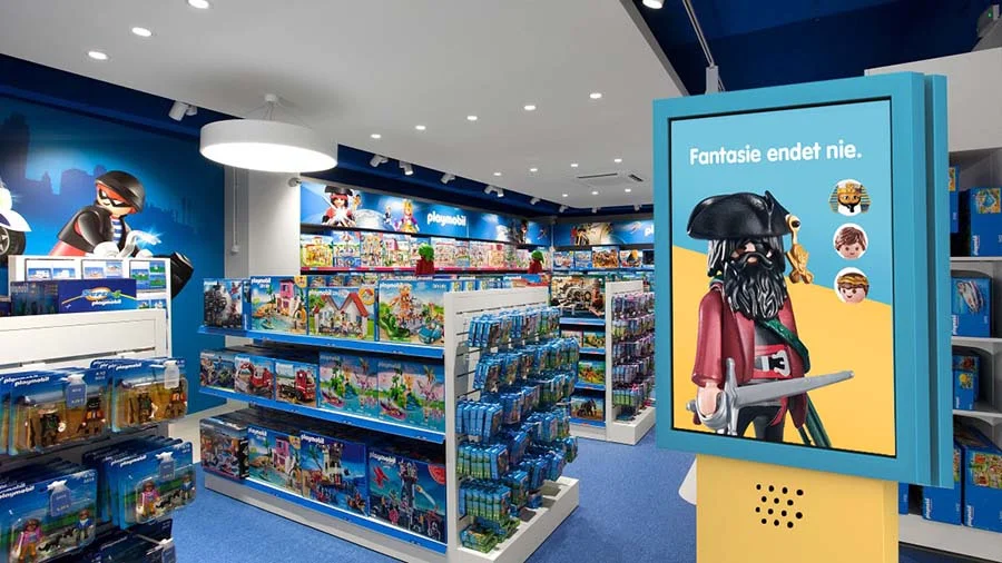 An einem interaktiven Screen können Kinder ihren Lieblingsfiguren fragen stellen.
