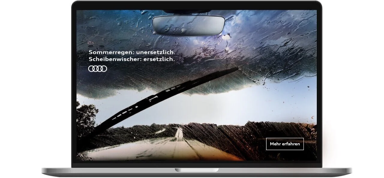 Auf audi.de kann man sich einen Bildschirmschoner downloaden, der ein Ersatzteil bewirbt:  Prasselnde Regentropfen werden von einem Scheibenwischer weggewischt, den man im Audi Shop bestellen kann.