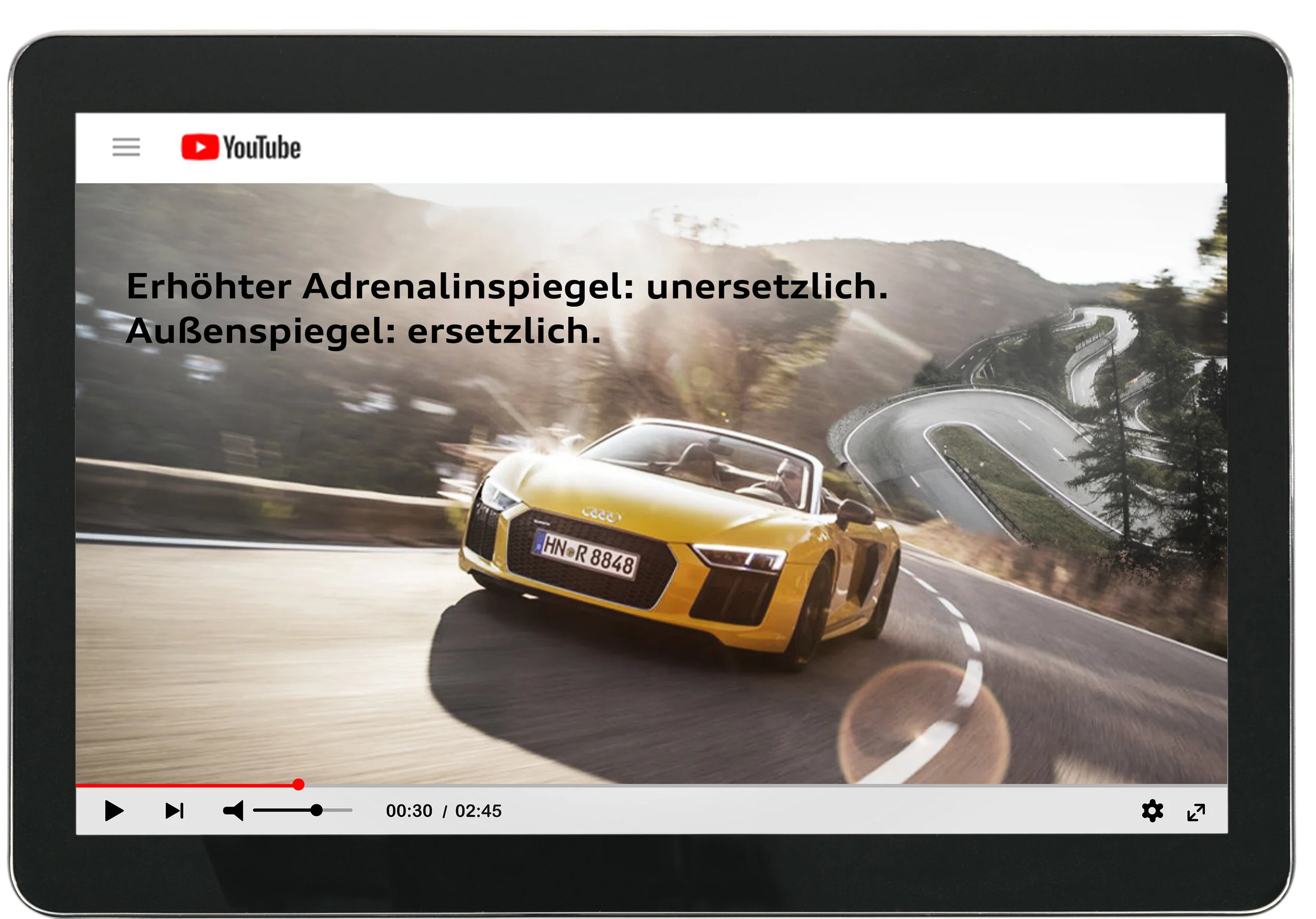 Ein Audi schießt aus einer Kurve und schmiegt sich in die nächste hinein.