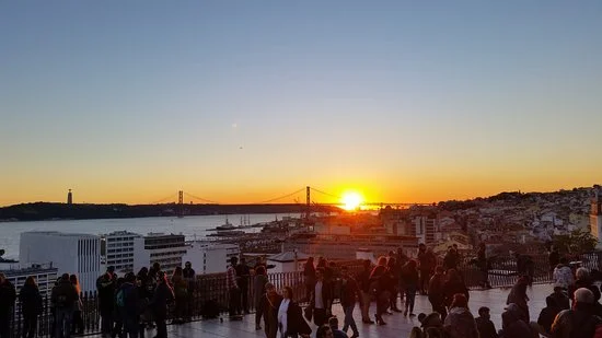 Le Mirador de Santa Catarina est un lieux incontournable pour un couché de soleil à Lisbonne