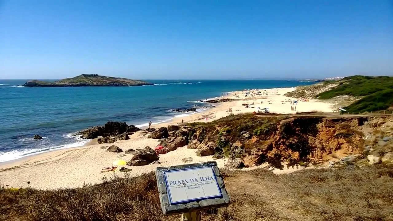 Sines possède une plage qui a des eaux qui ne sont pas froides.