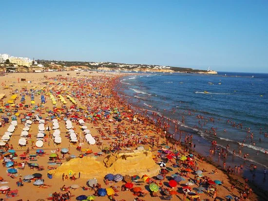 A bit of people in this beach in Algarve