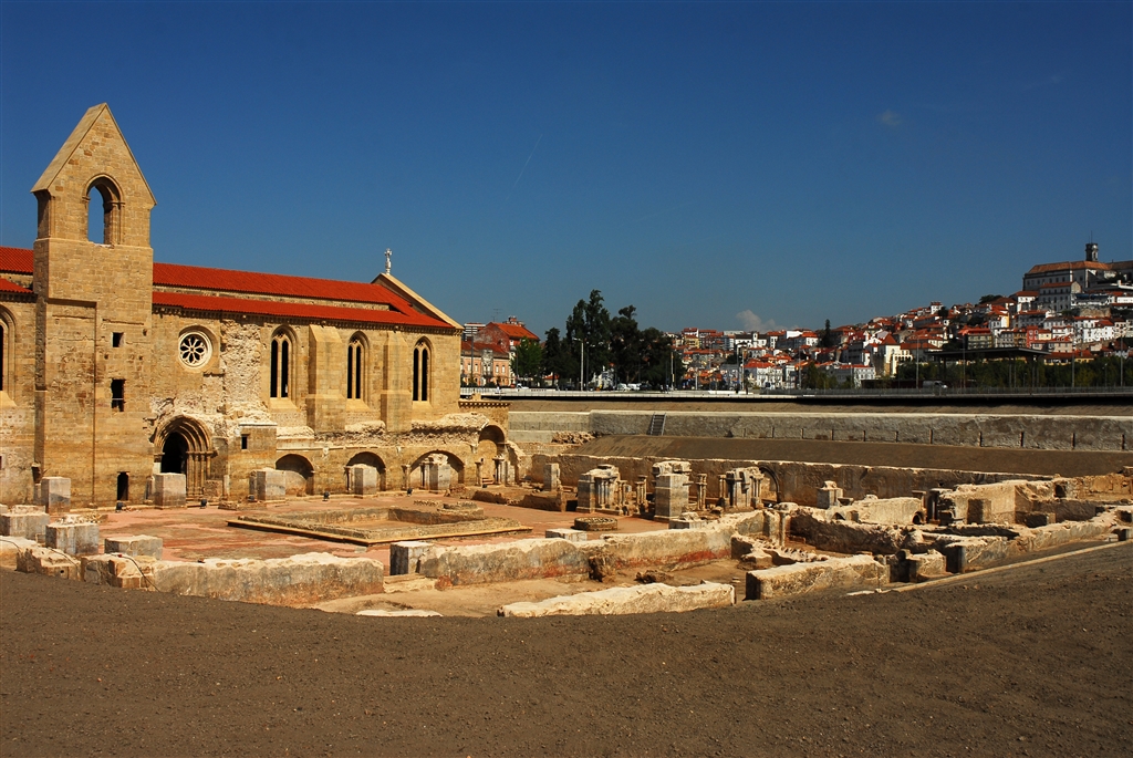 Les ruines à ciel ouvert du monastère de Santa Clara a Velha