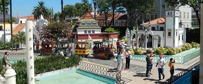 Mettez-vous dans la peau des géants au parc du Portugal dos Pequenitos