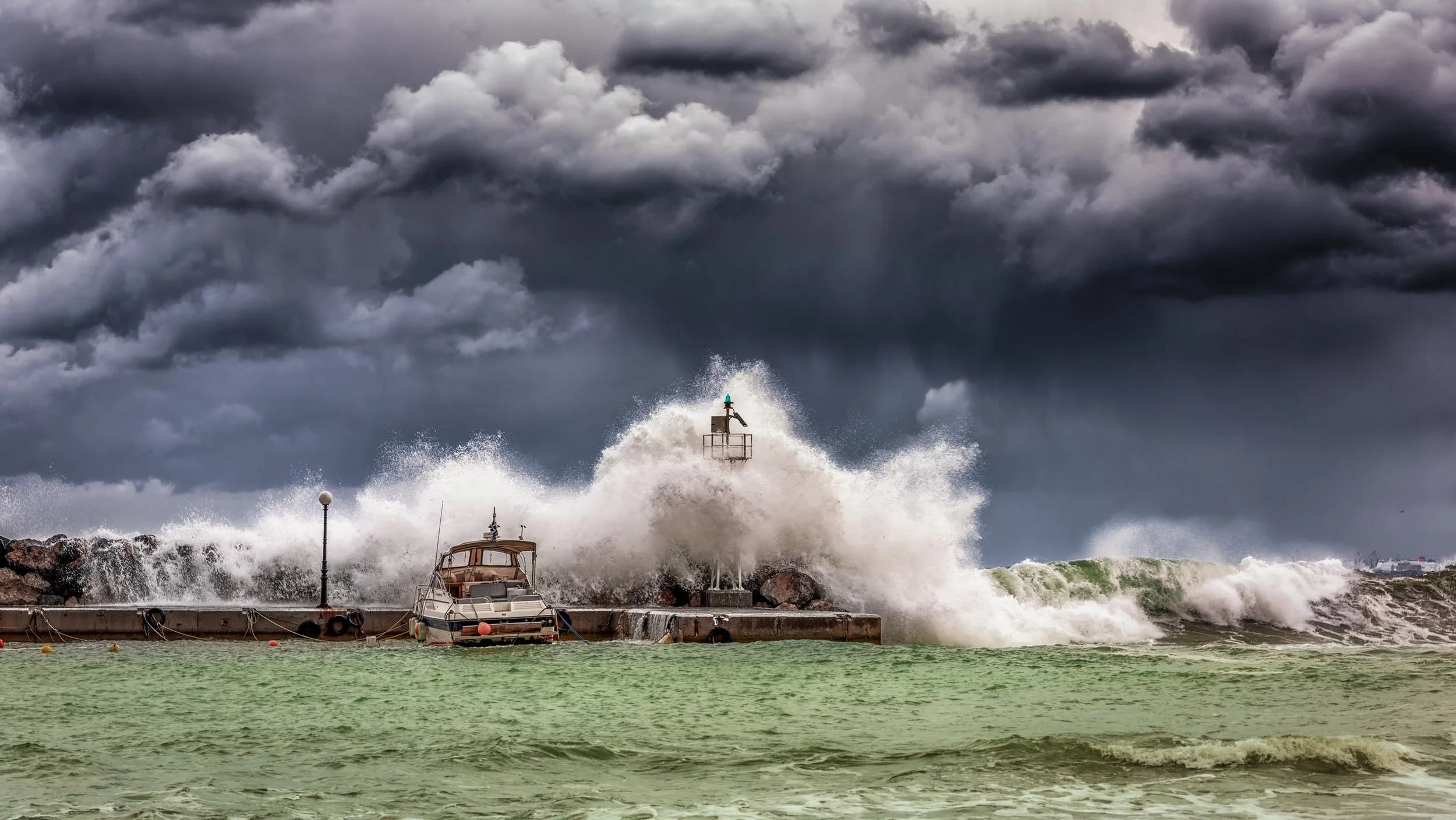 Hurricane Alert in Portugal : Leslie heads straight for Lisbon region with gusts of 170 km/h and waves of 12 meters high